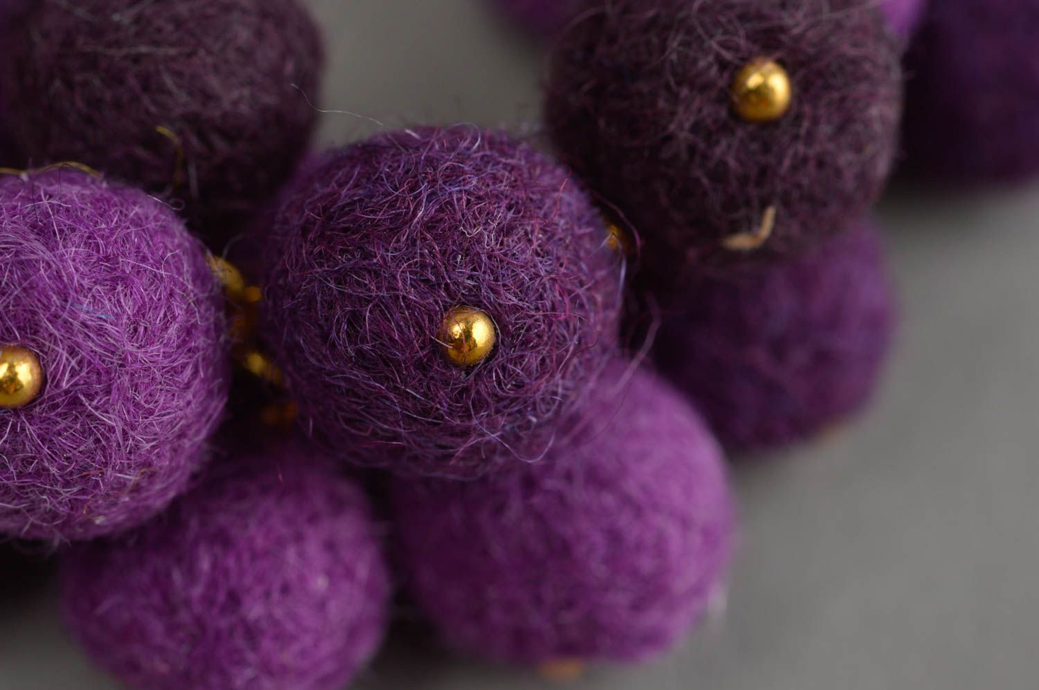 Браслет из шерстяных шариков фиолетовый на цепочке под золото аксессуар хендмейд фото 5