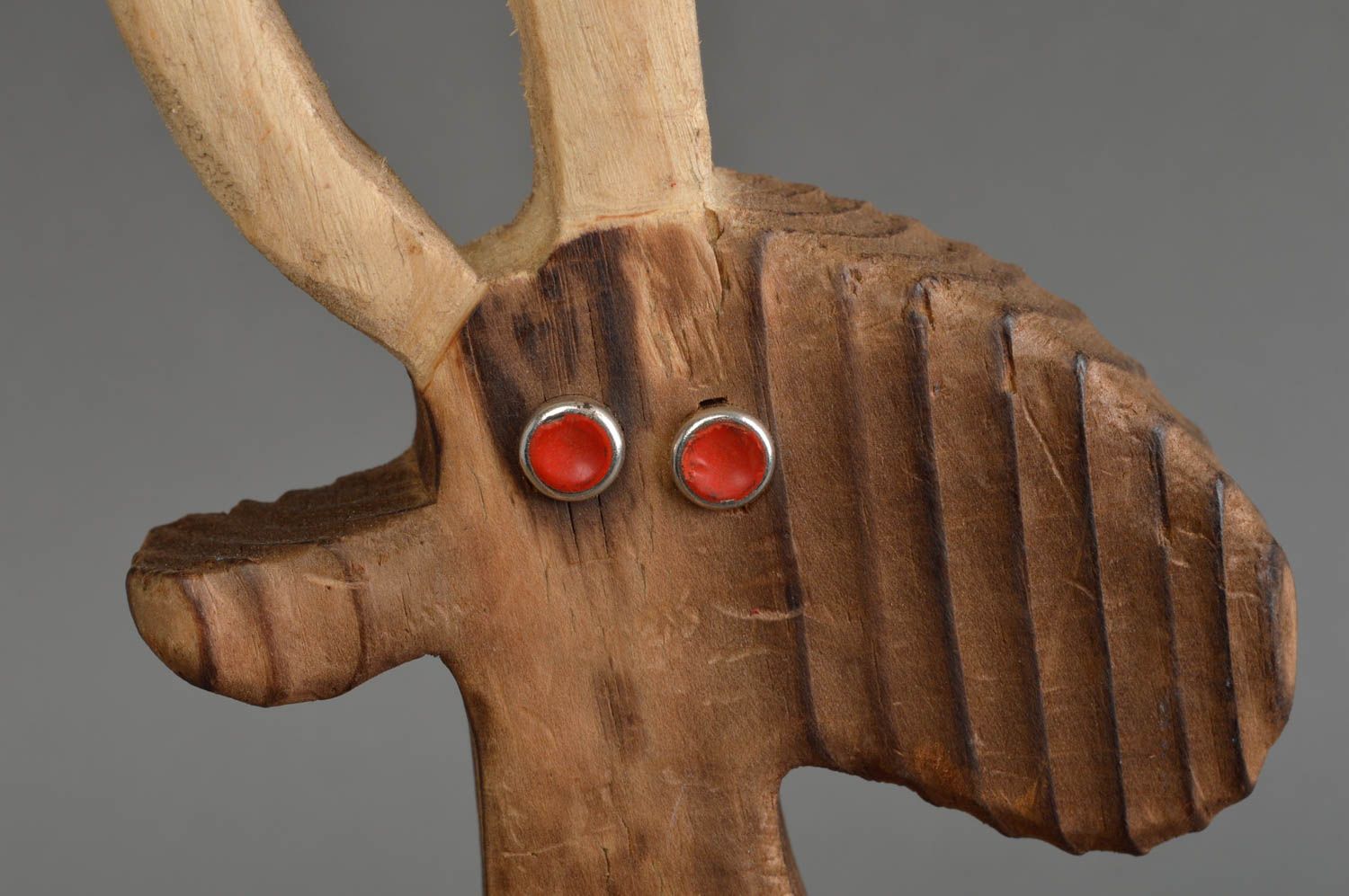 Geschnitzte handgemachte Figurine aus Holz in Form von Ziege für Deko foto 5