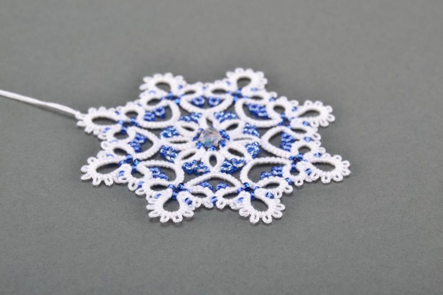Елочное украшение из узелкового кружева Снежинка голубая фото 2