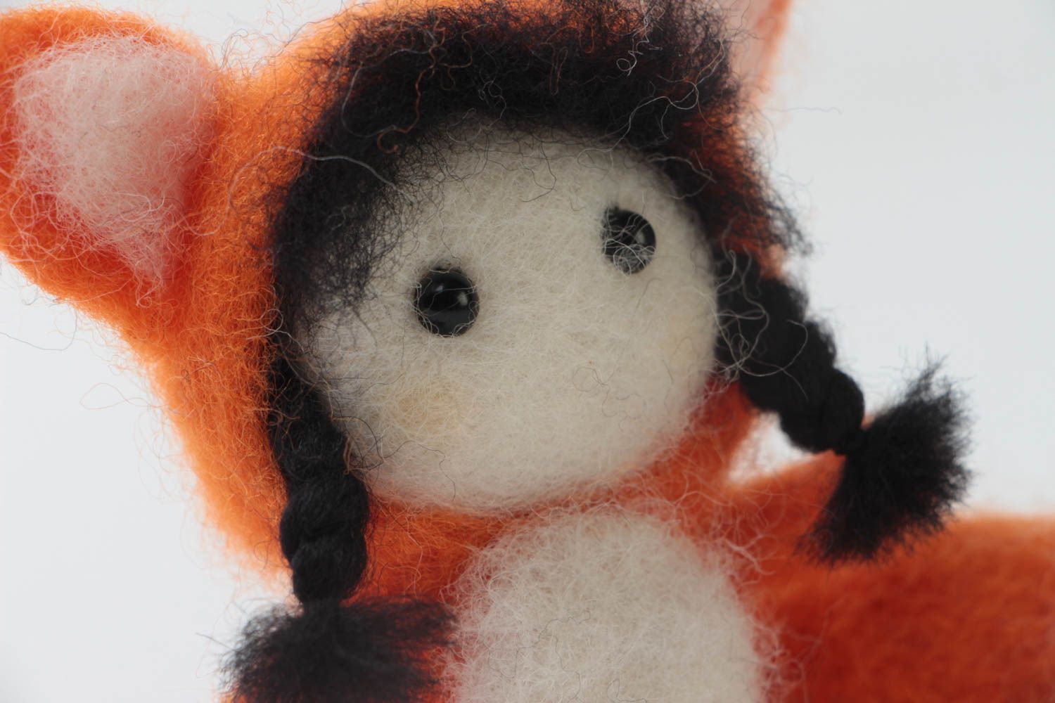 Poupée miniature en laine feutrée faite main Fille en costume de renard photo 3