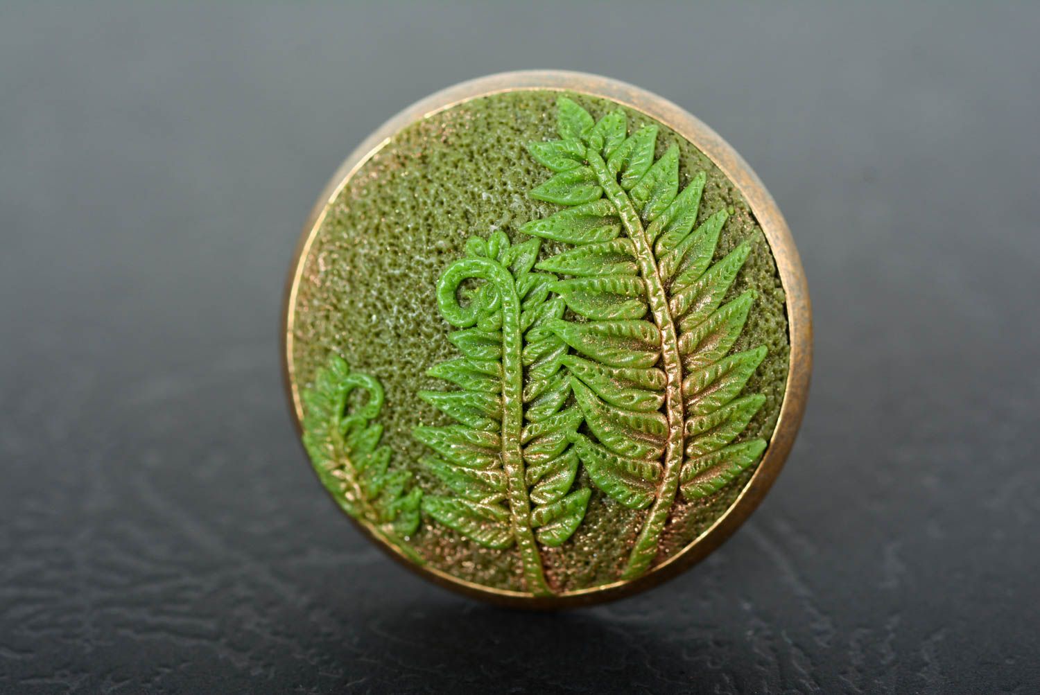 Anello da donna fatto a mano anello di metallo e argilla polimerica verde foto 1