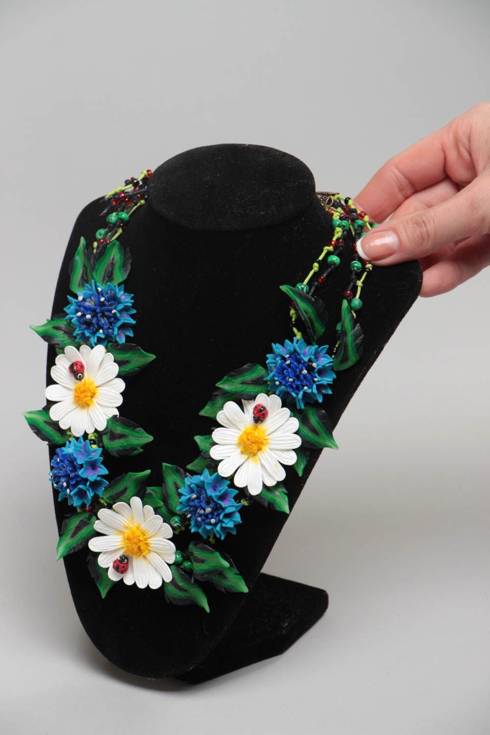 Ожерелье из полимерной глины с полевыми цветами васильками и ромашками хэнд мэйд фото 5