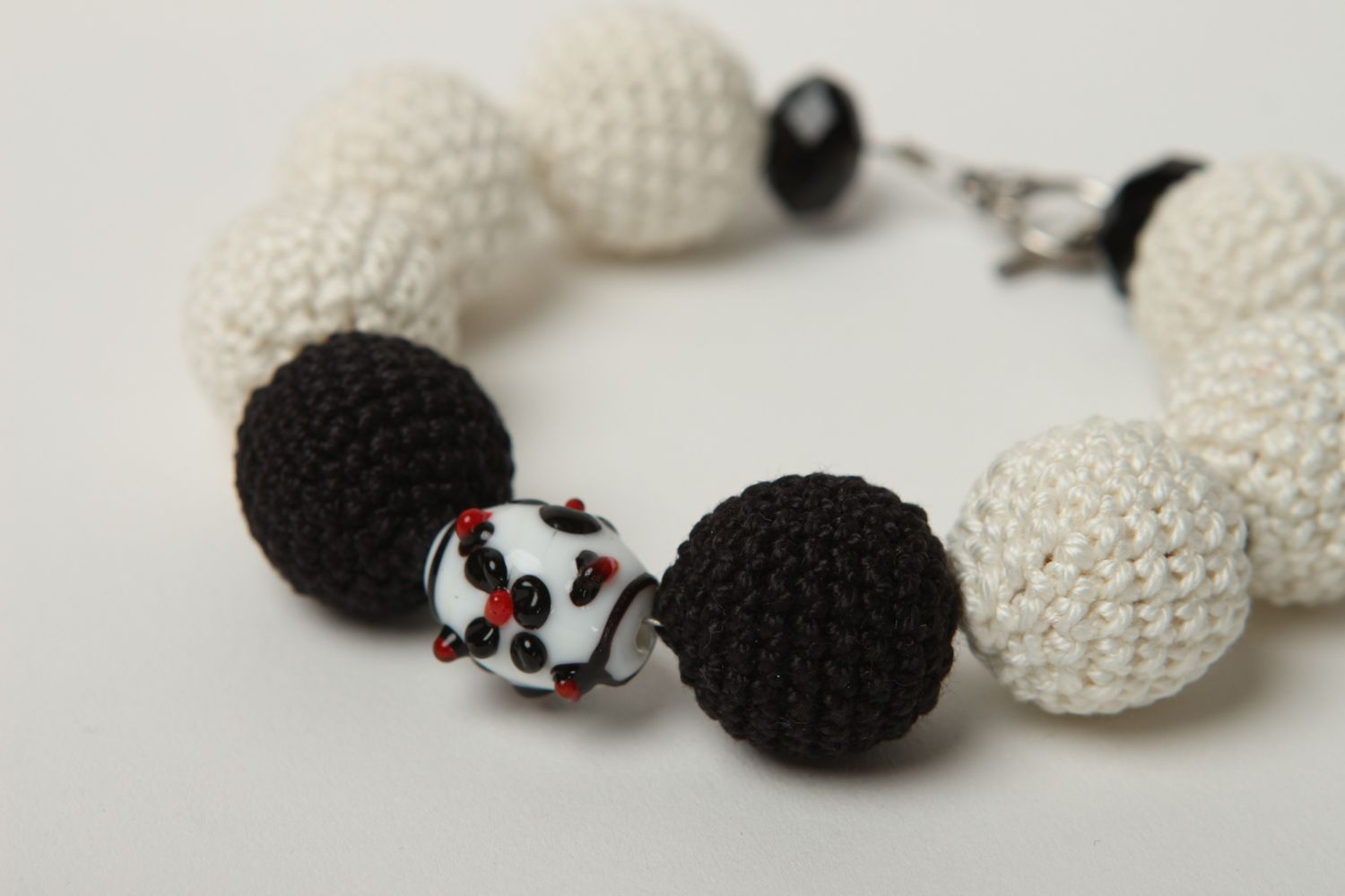 Bracelet noir et blanc Bijou fait main perles en bois fils de coton Cadeau femme photo 3