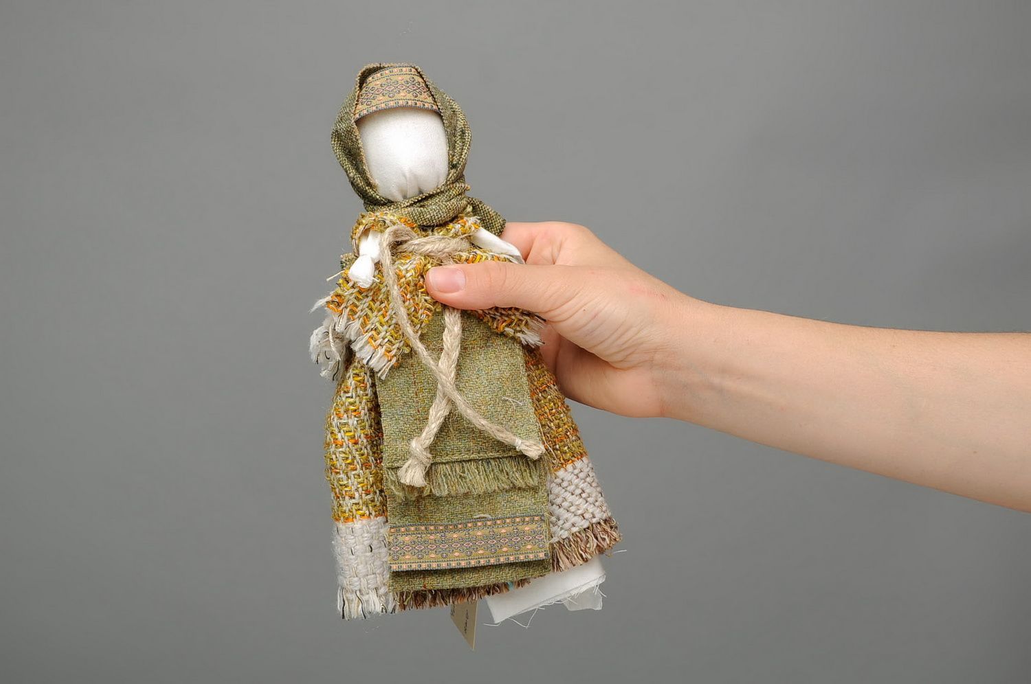 Bambola etnica di stoffa fatta a mano amuleto talismano slavo popolare di lino foto 2