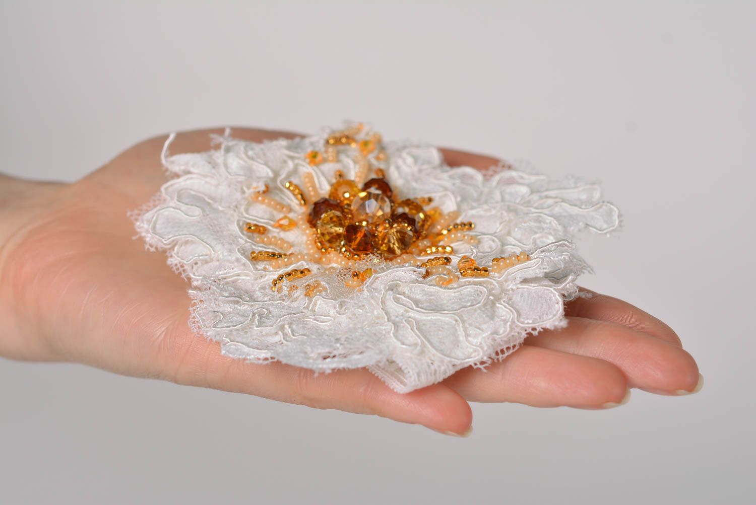 Jarretière dentelle fait main Jarretière blanche Accessoire mariée avec fleur photo 2