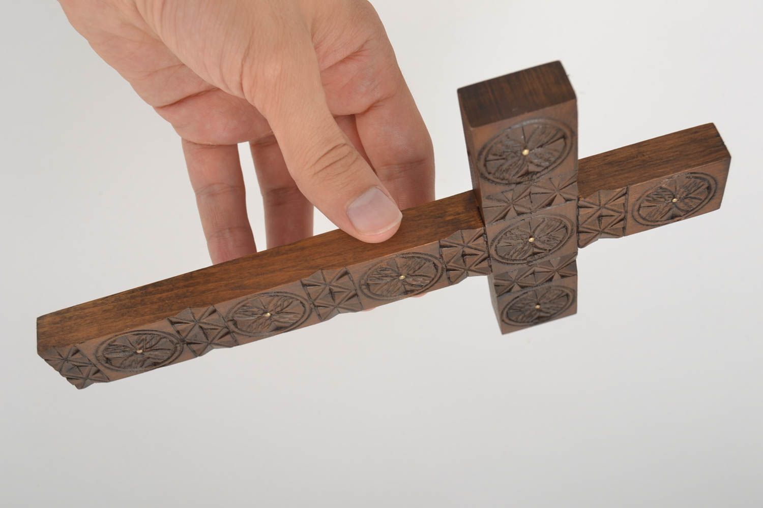 Croix en bois fait main Objet religieux design mural Déco maison avec motifs photo 5