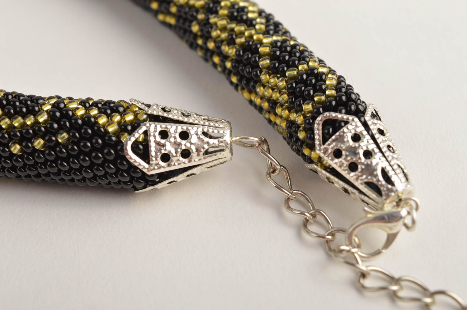Collier noir à motif jaune Bijou fait main en perles de rocaille Cadeau femme photo 3