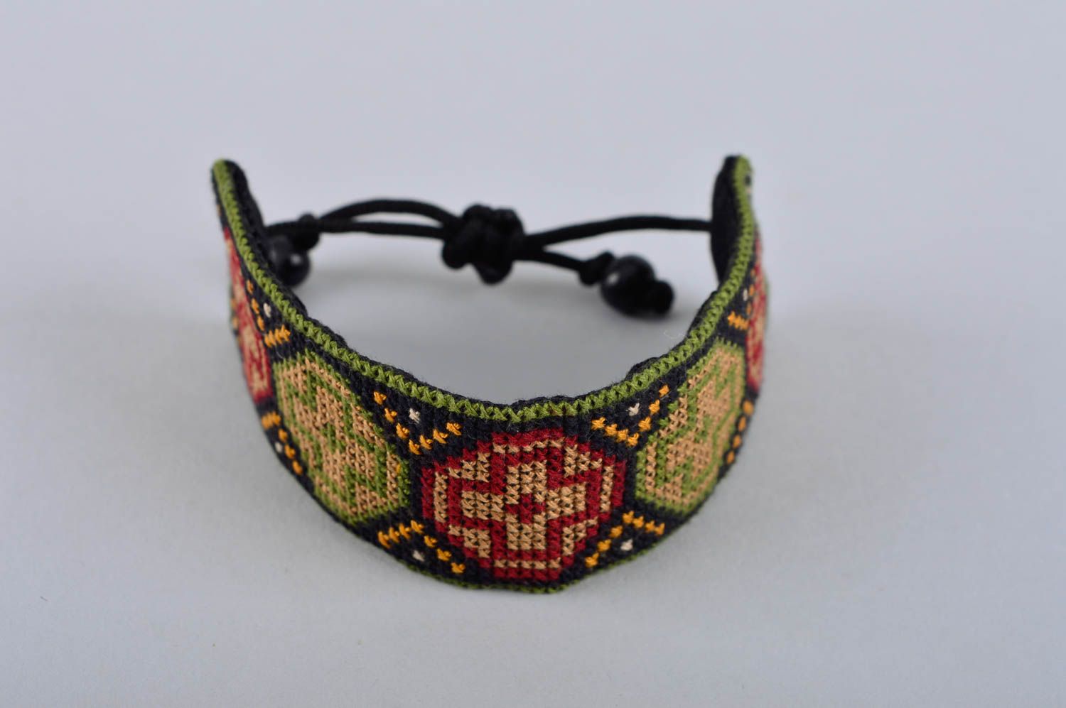 Bracelet textile Bijou fait main avec ornements brodés Accessoire femme photo 2