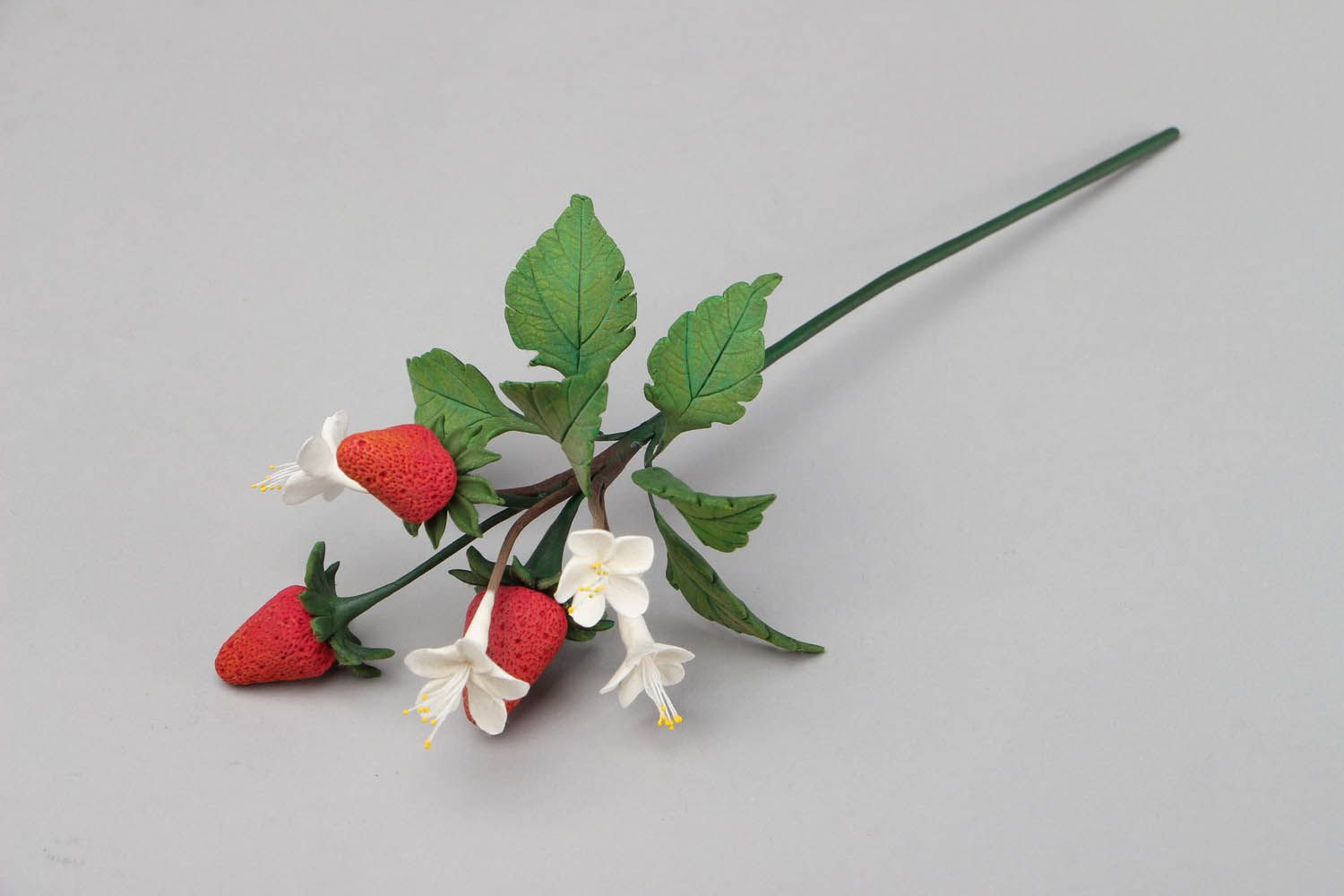 Branche décorative de fraise en pâte polymère photo 1