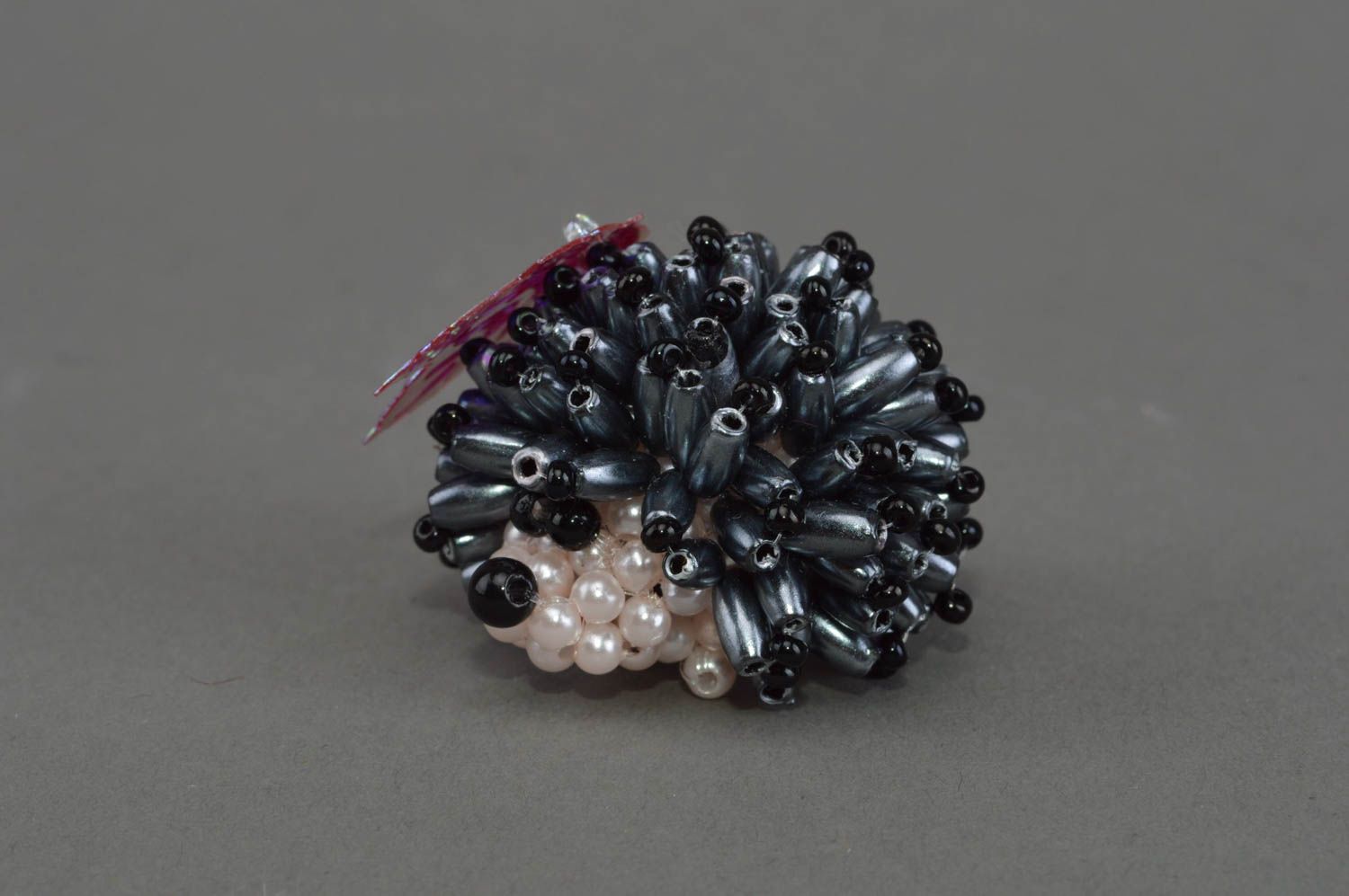Hérisson en perles de rocaille gris avec feuille figurine décorative faite main photo 2