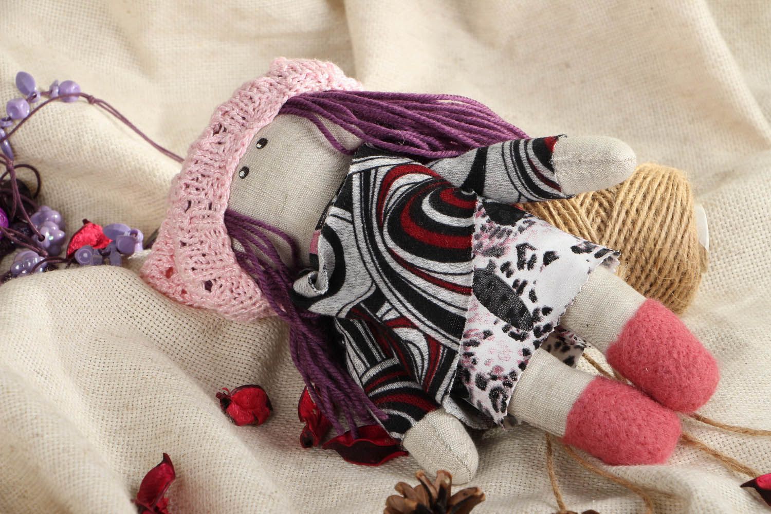 Кукла в вязаной шапке  фото 5