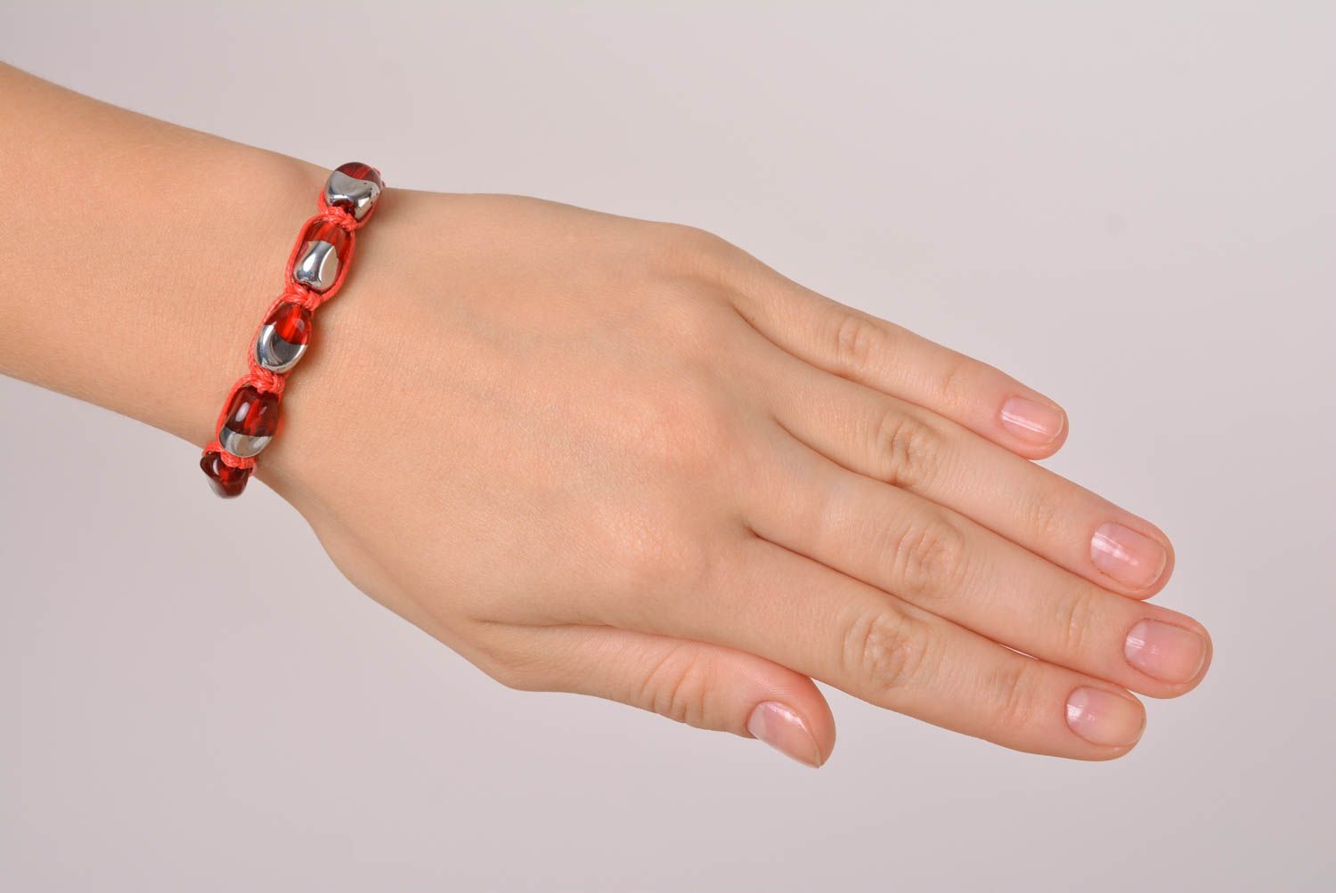 Bracelet rouge Bijou fait main macramé textile Accessoire femme design photo 3