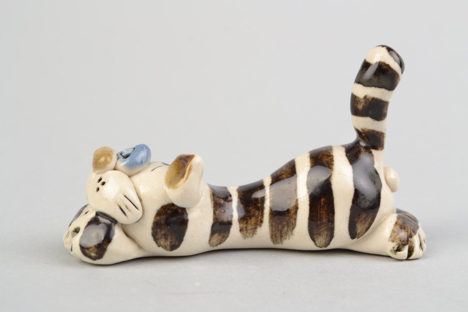 Handmade small decorative ceramic figurine of striped cat painted with glaze photo 4