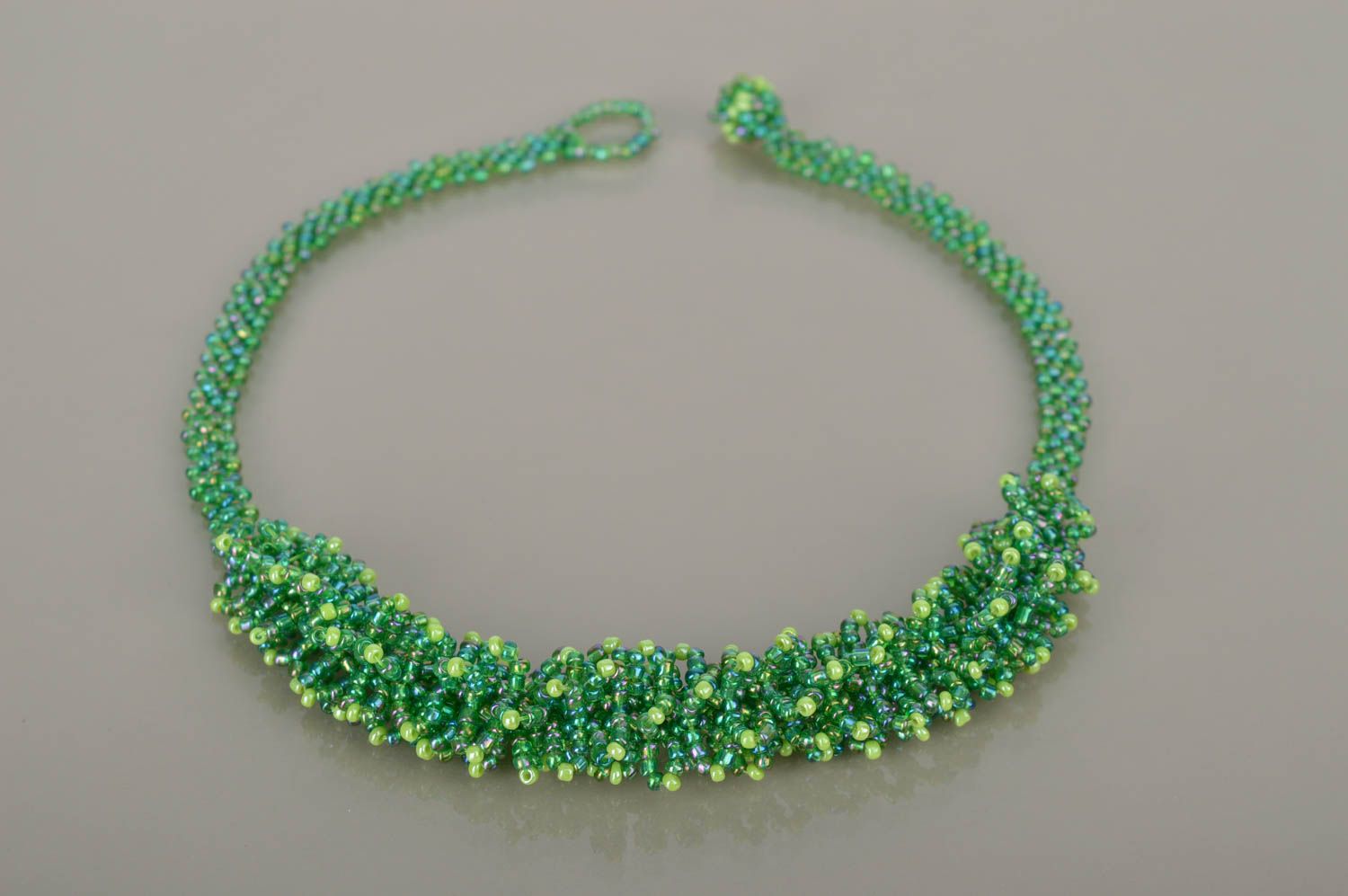 Украшение ручной работы зеленое колье из бисера ожерелье из бисера Ежик фото 2