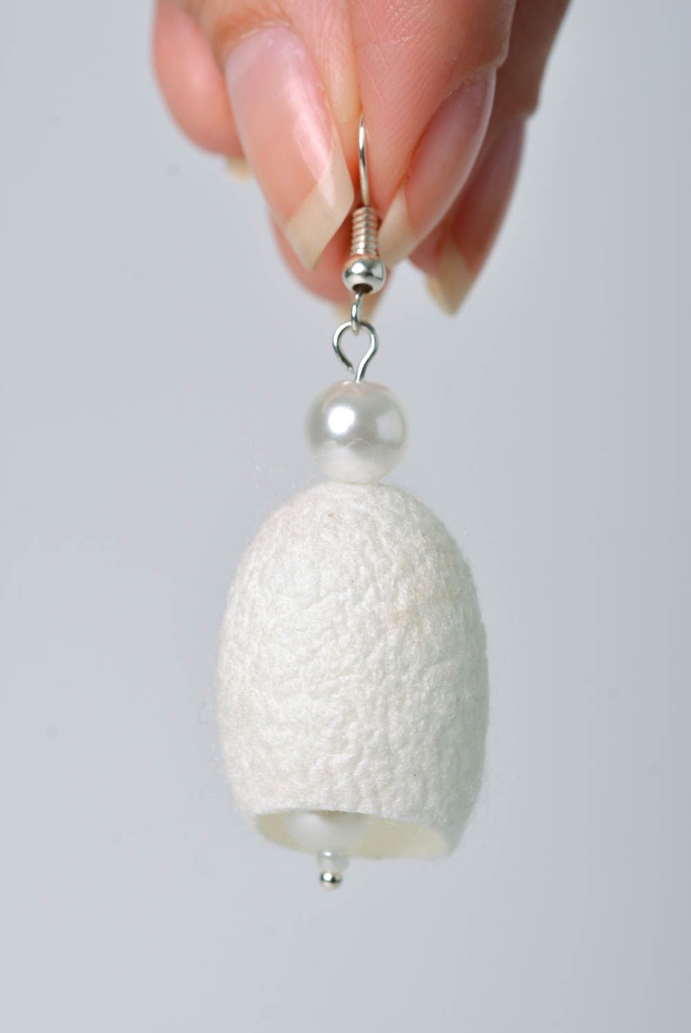 Boucles d'oreilles pendantes Bijou fait main blanches originales Cadeau femme photo 3