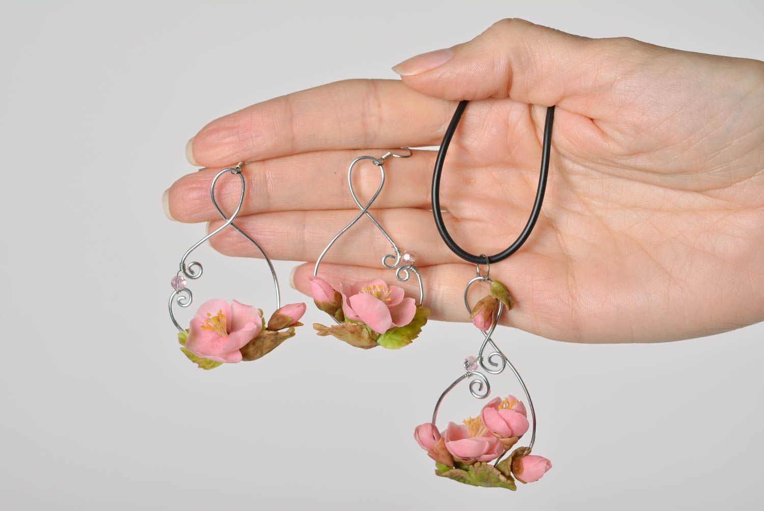 Beautiful handmade plastic jewelry set 2 items earrings and pendant Pink Flowers photo 3