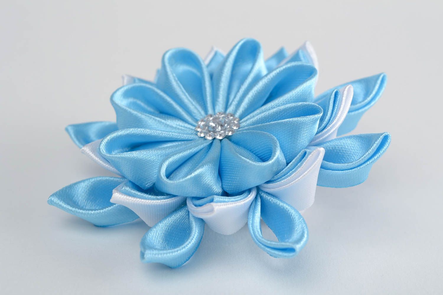 Élastique à cheveux fleur bleu clair en rubans de satin demi-perle fait main photo 4
