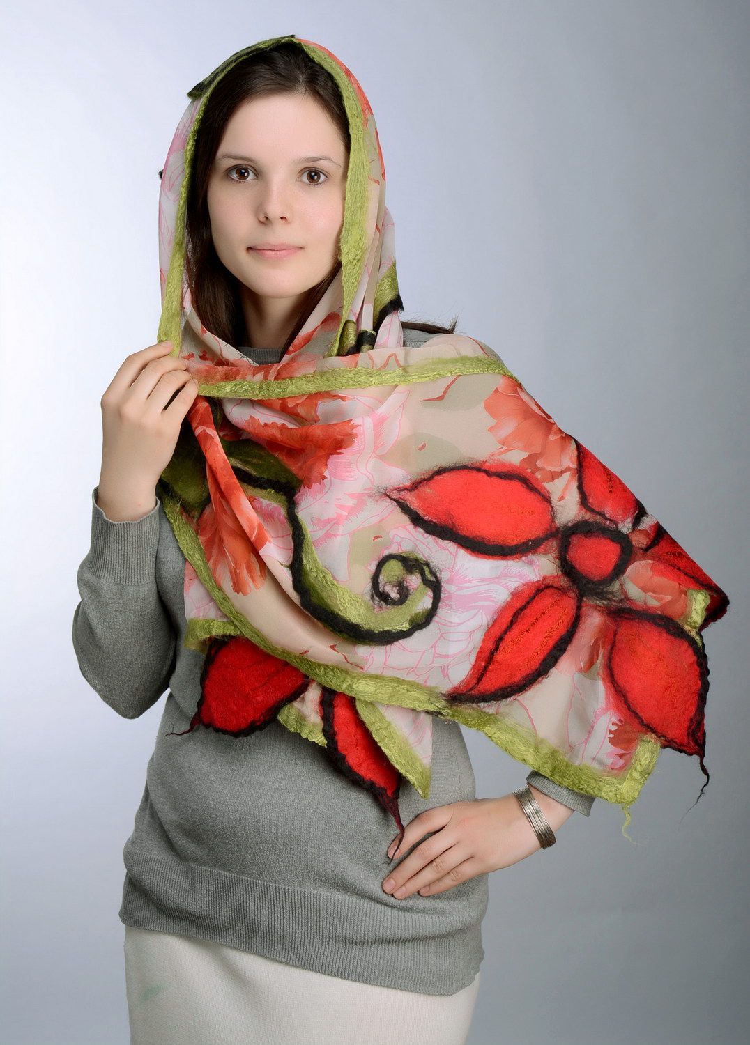 Pañuelo de lana y seda en técnica de nunofelting “Flores rojas” foto 1