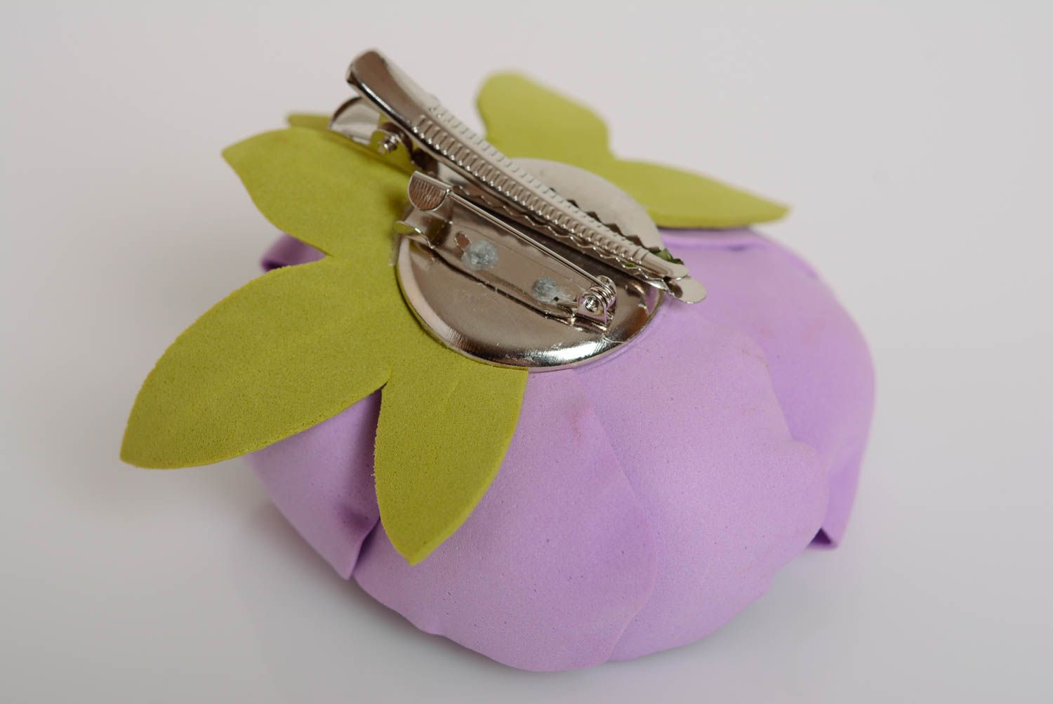 Broche et barrette en foamiran faite main en forme de fleur lilas de créateur photo 3