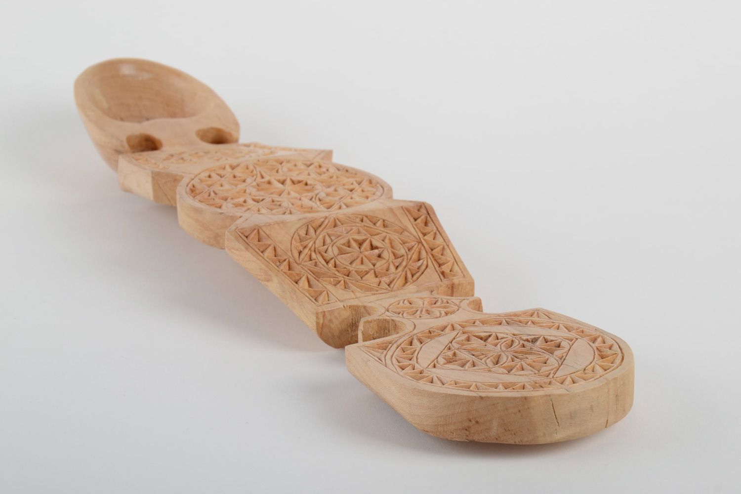 Handgemachter geschnitzter Löffel aus Holz mit umweltfreundlichem Lack bedeckt foto 3