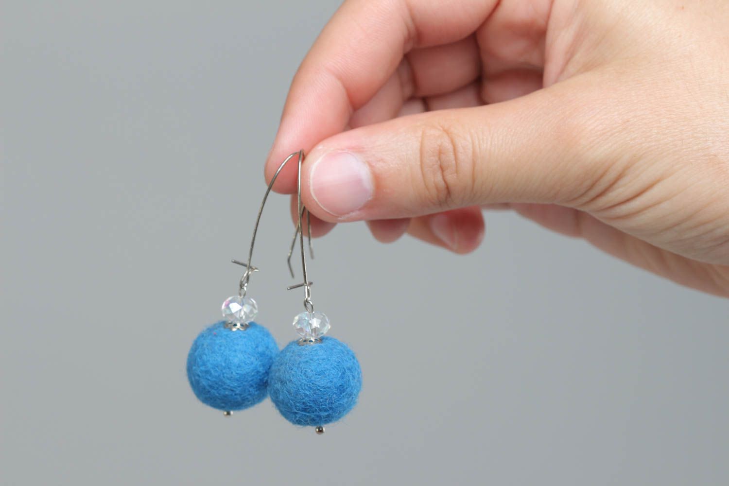 Blaue gefilzte Kugel Ohrringe aus Wolle mit Glasperlen Handarbeit foto 5
