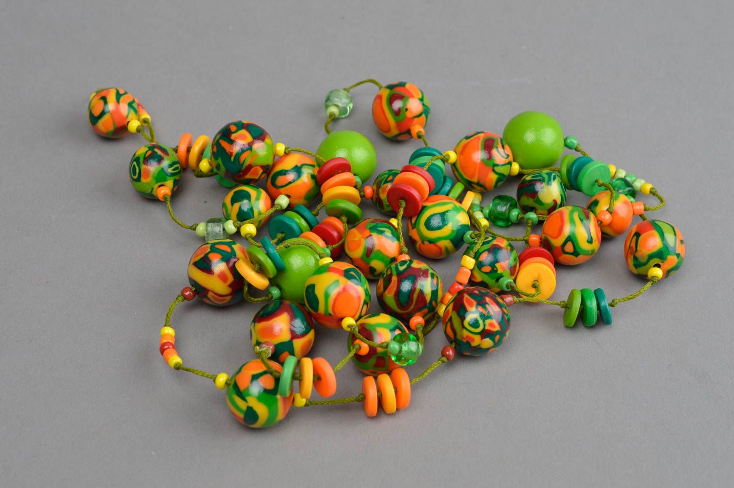 Modische sommerliche grüne bunte schöne handgemachte Halskette aus Polymerton foto 4