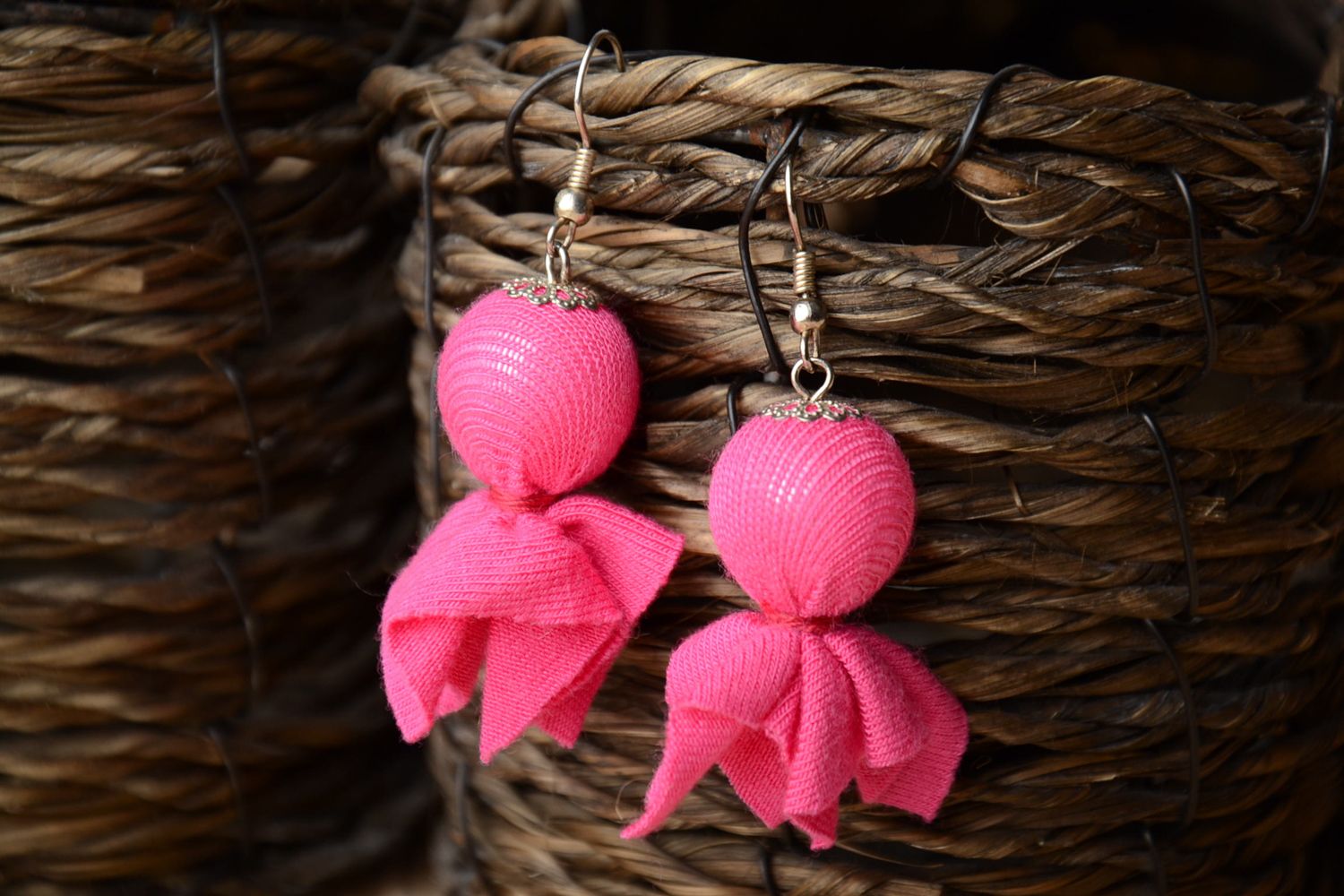 Boucles d'oreilles roses en perles fantaisie recouvertes de tissu  photo 1