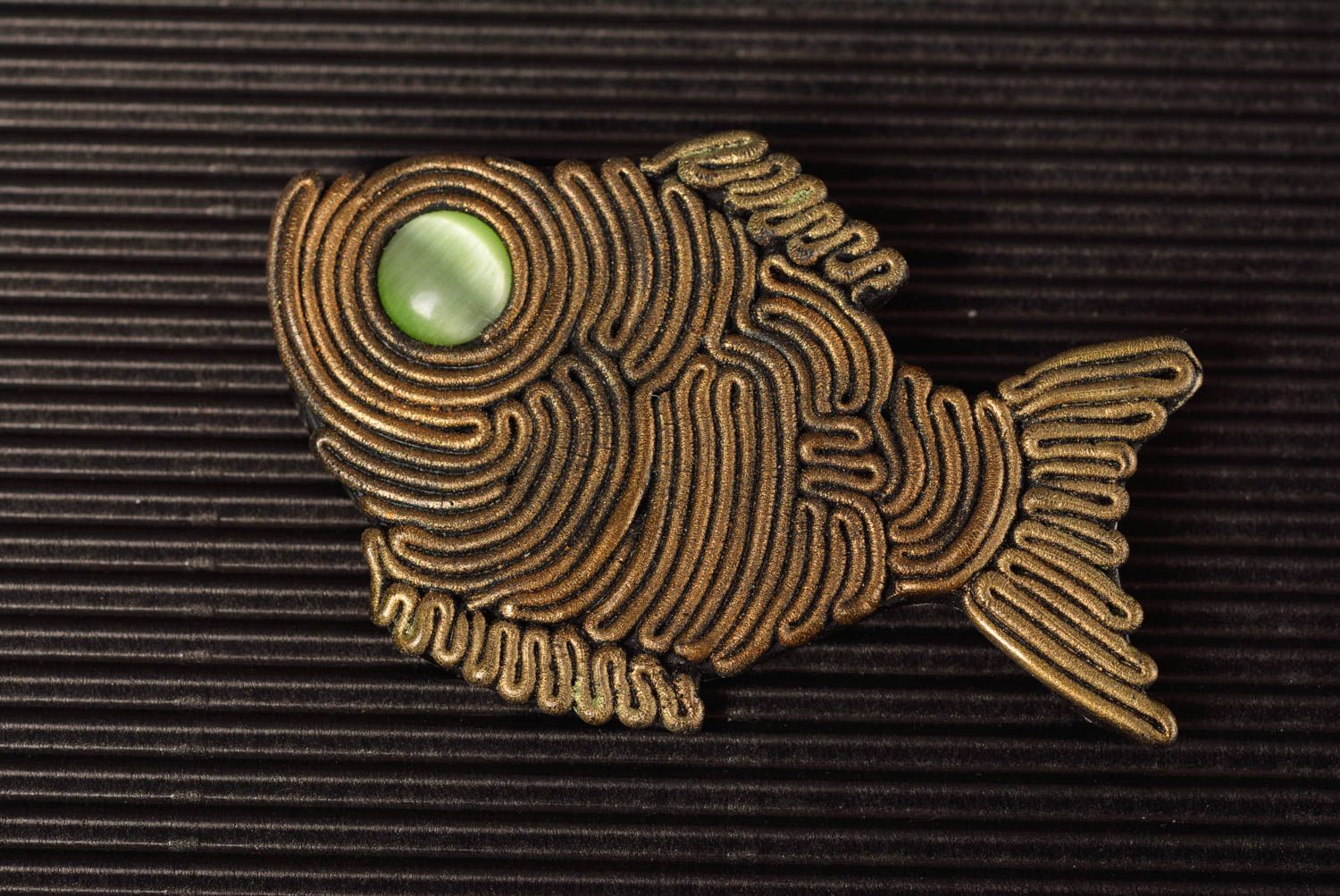 Broche en forme de poisson en pâte polymère avec perle verte faite main photo 1