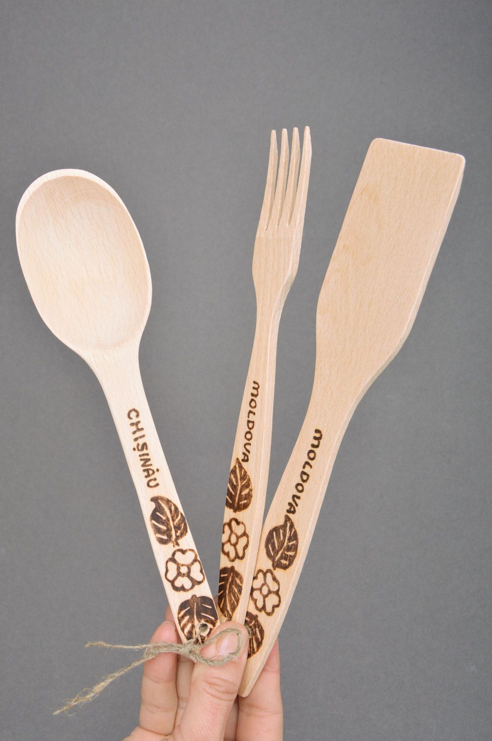 Conjunto de utensilios de cocina espátula tenedor y cuchara artesanales con pirograbado  foto 3