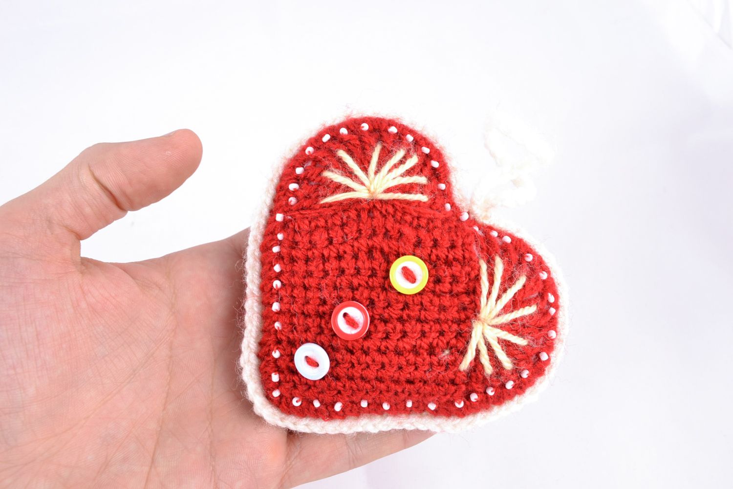 Petite suspension décorative Coeur rouge en tissu orné de boutons faite main photo 2