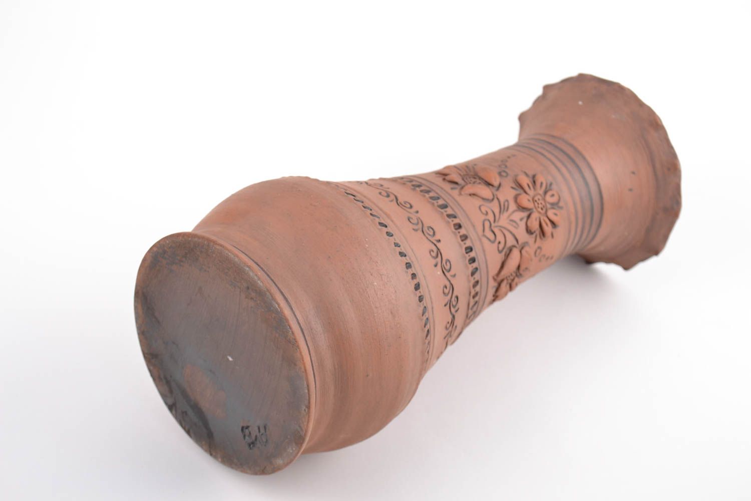Настольная ваза глиняная с лепным декором коричневая невысокая ручной работы фото 5