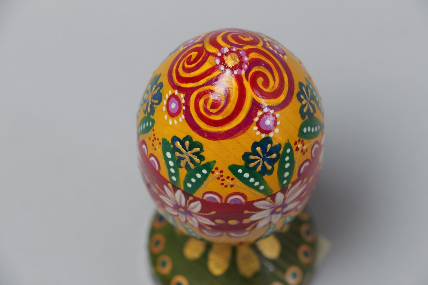 Деревянное яйцо расписное на ножке ручной работы для пасхального декора фото 4
