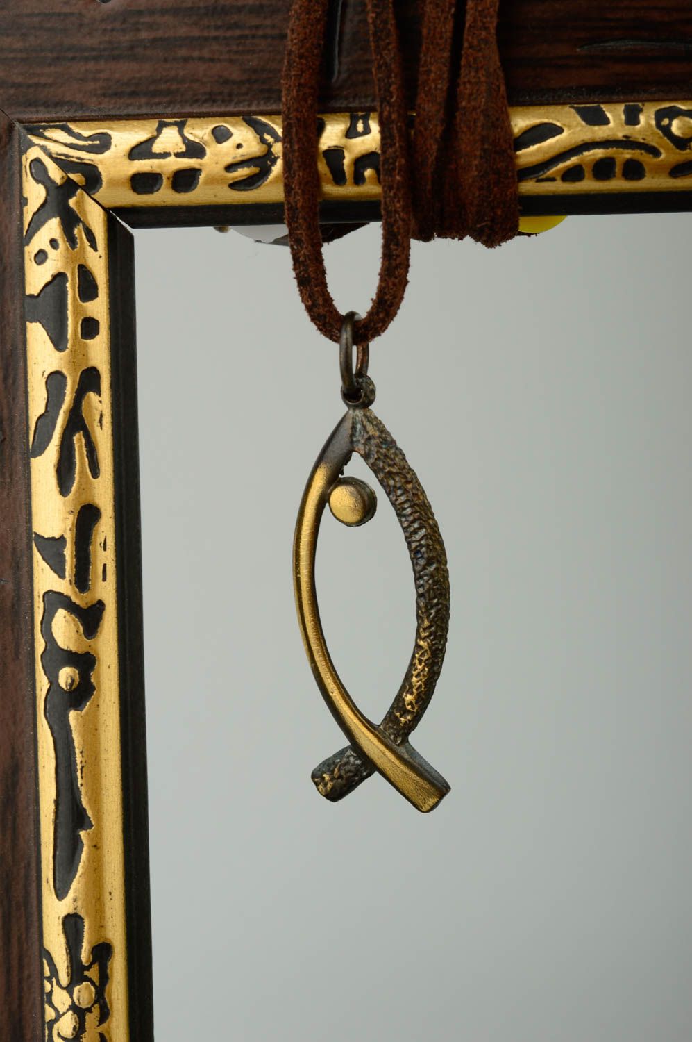 Кулон ручной работы из бронзы подвеска на шею оригинальный кулон на шнурке рыбка фото 1