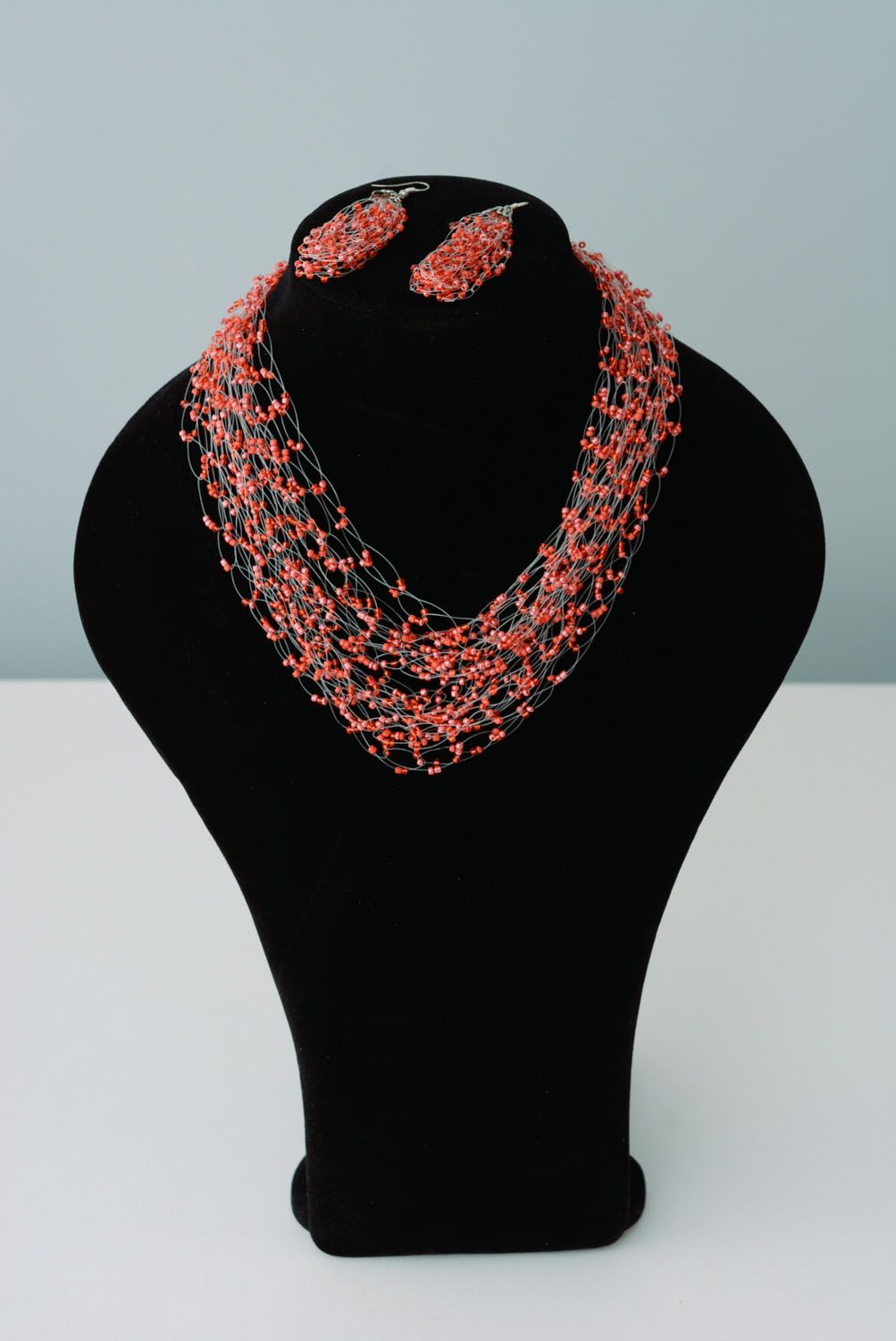 Red beaded earrings and necklace photo 1
