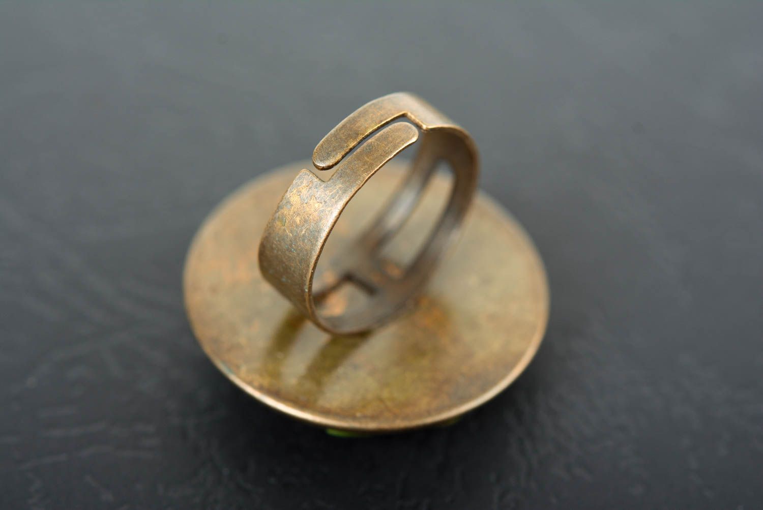 Anello da donna fatto a mano anello di metallo e argilla polimerica verde foto 4