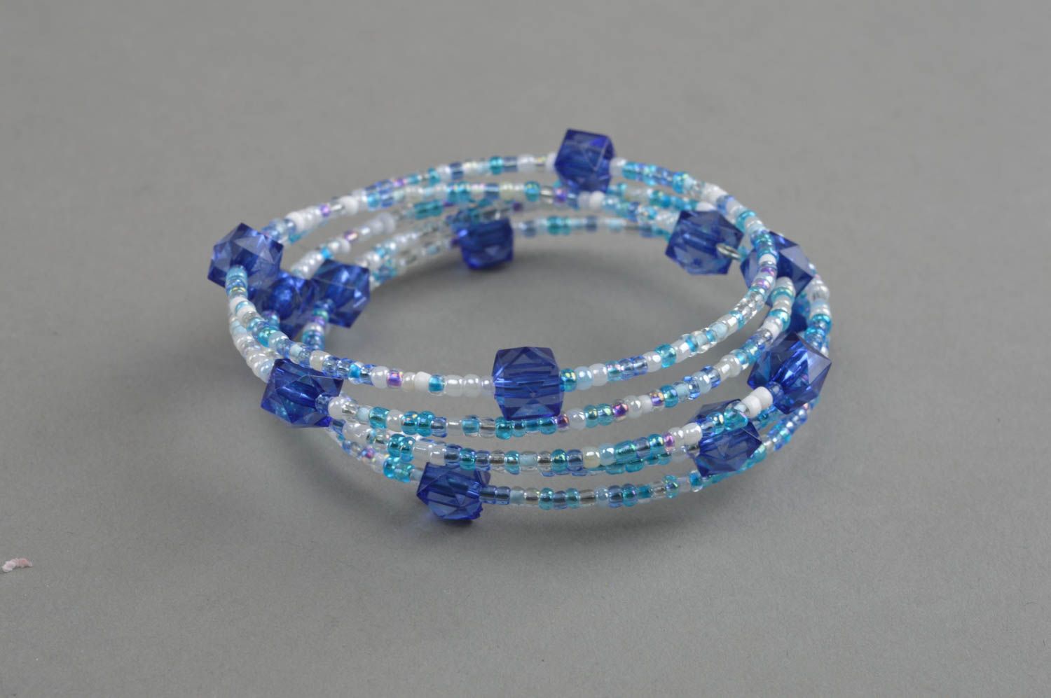Bracelet en fil mémoire et perles de rocaille fait main bijou bleu original photo 3