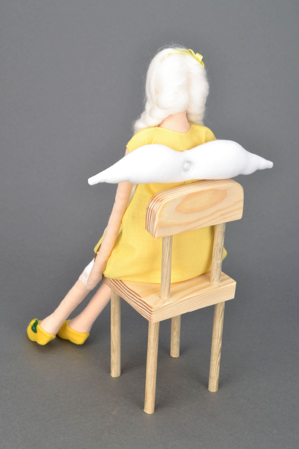 Handmade Puppe Engel auf Stuhl foto 4