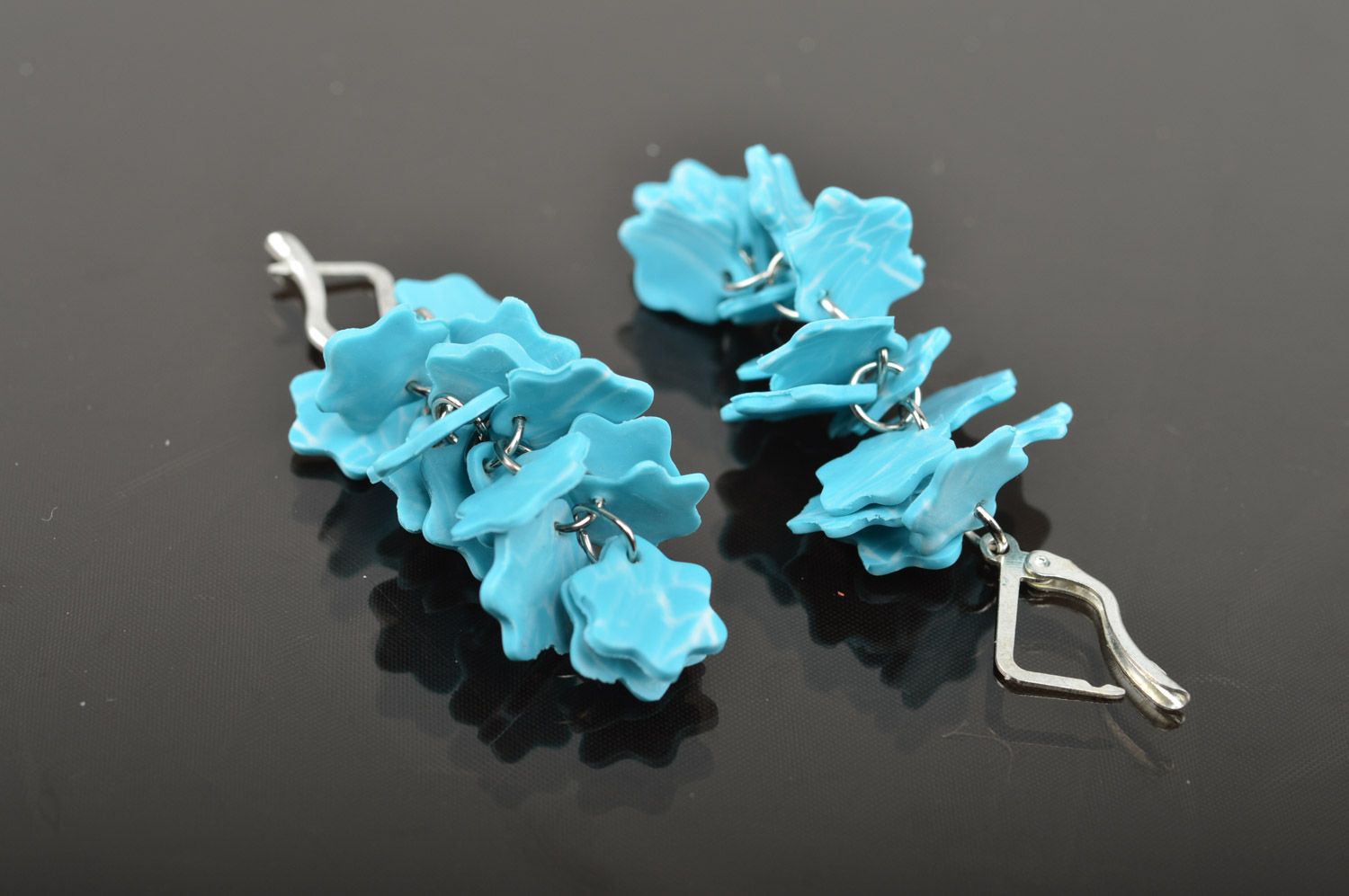 Серьги из полимерной глины голубые снежинки ручной работы с подвесками женские фото 4