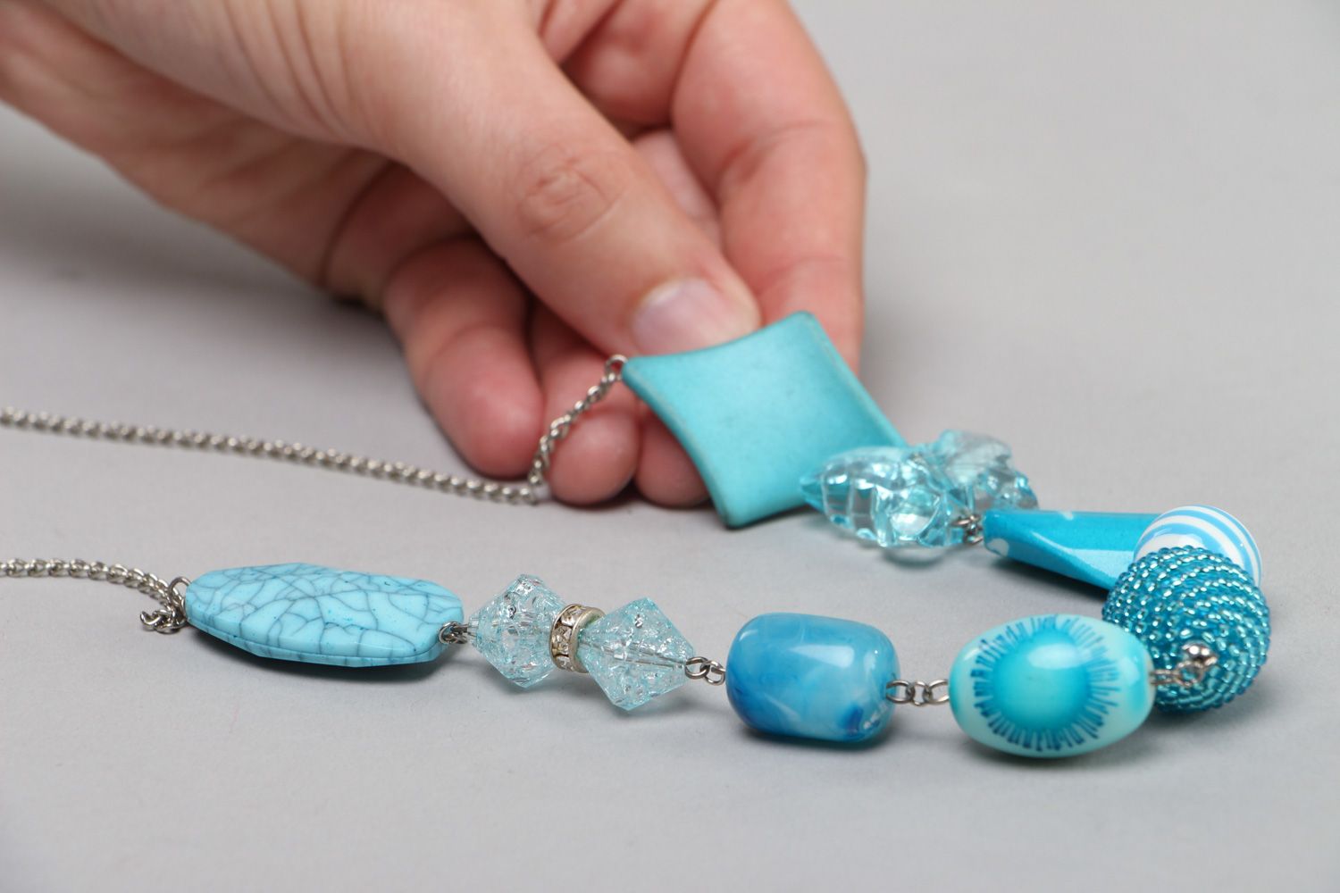 Handmade zartes langes türkisblaues Collier aus Perlen mit Glasperlen für Frauen foto 4