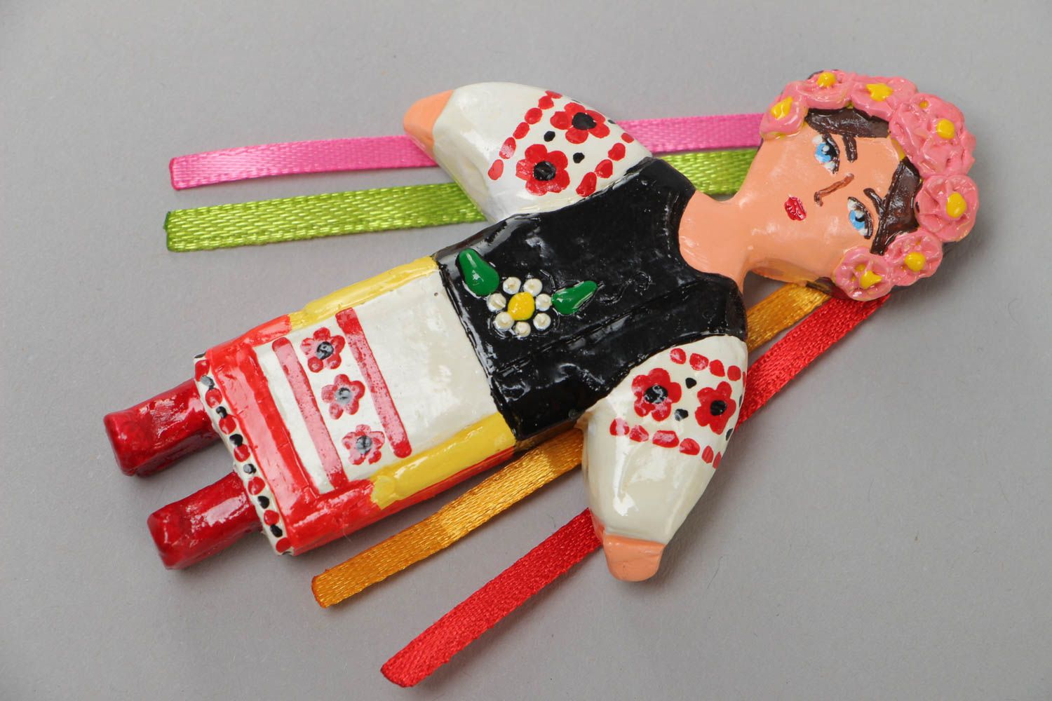 Гипсовый магнит в виде куклы в этническом наряде разноцветный ручная работа фото 2