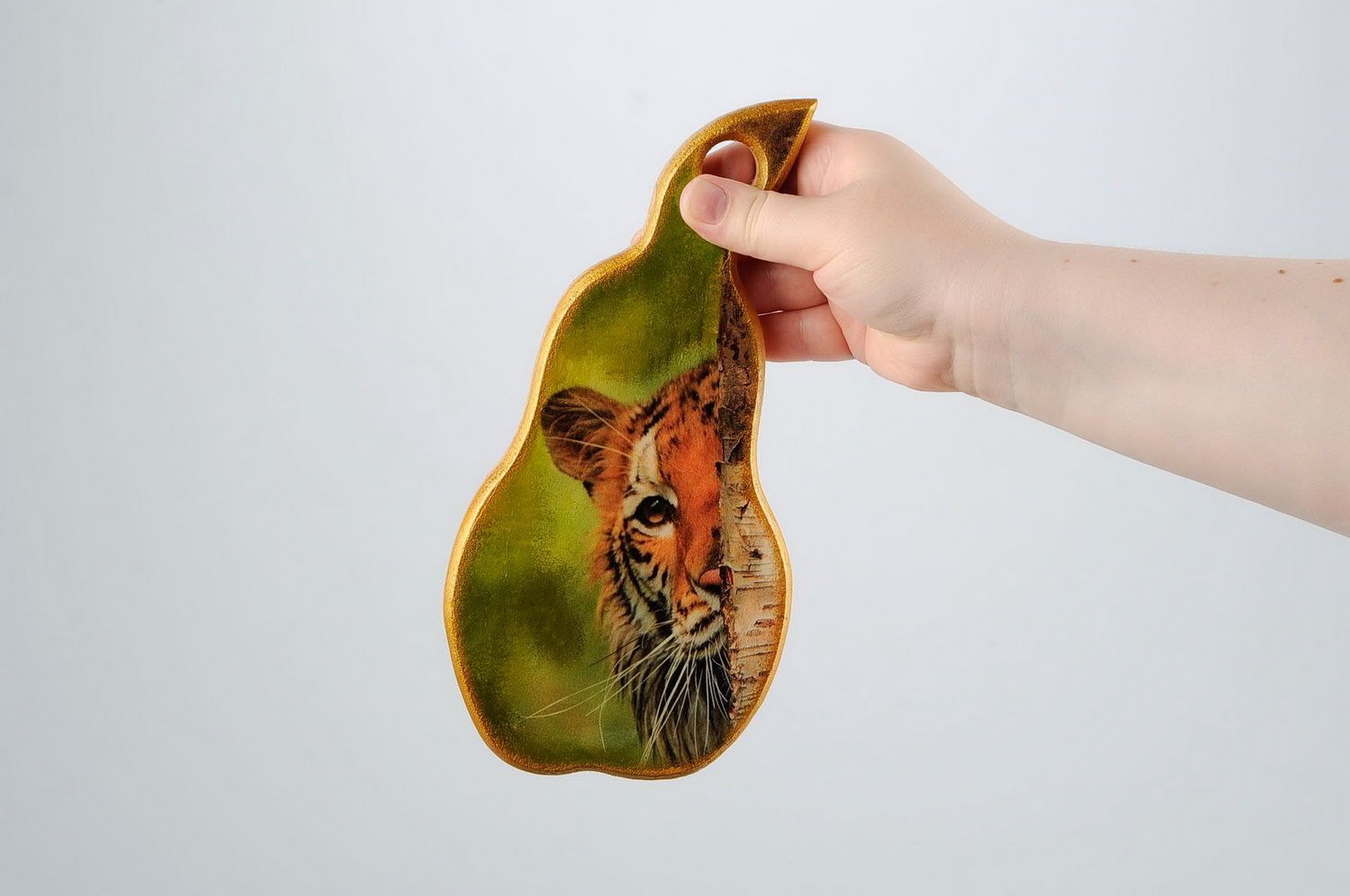 Chopping board in the shape of pear with the image of tiger photo 2