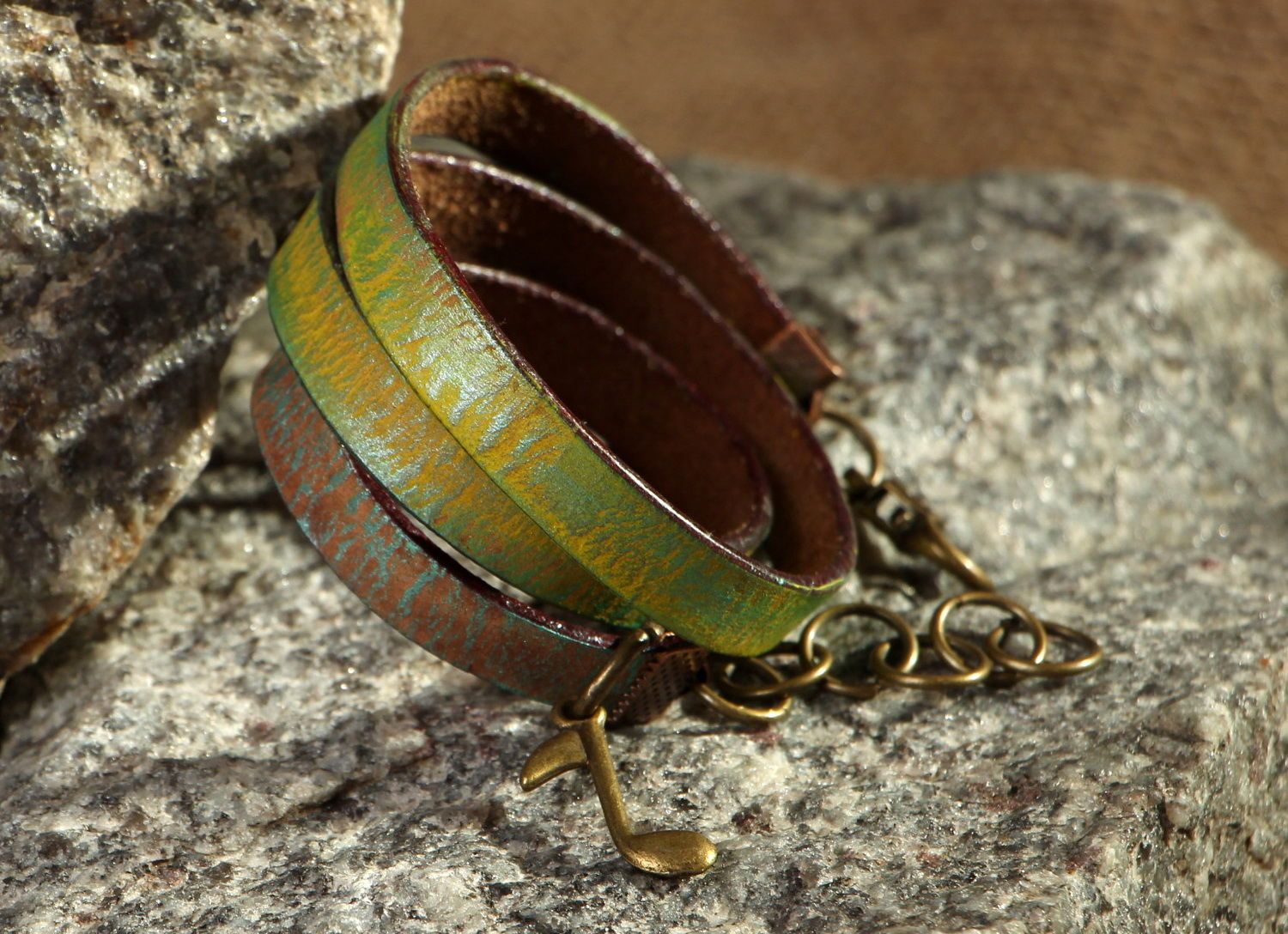 Bracelet en cuir avec pendentif en trois tours photo 1