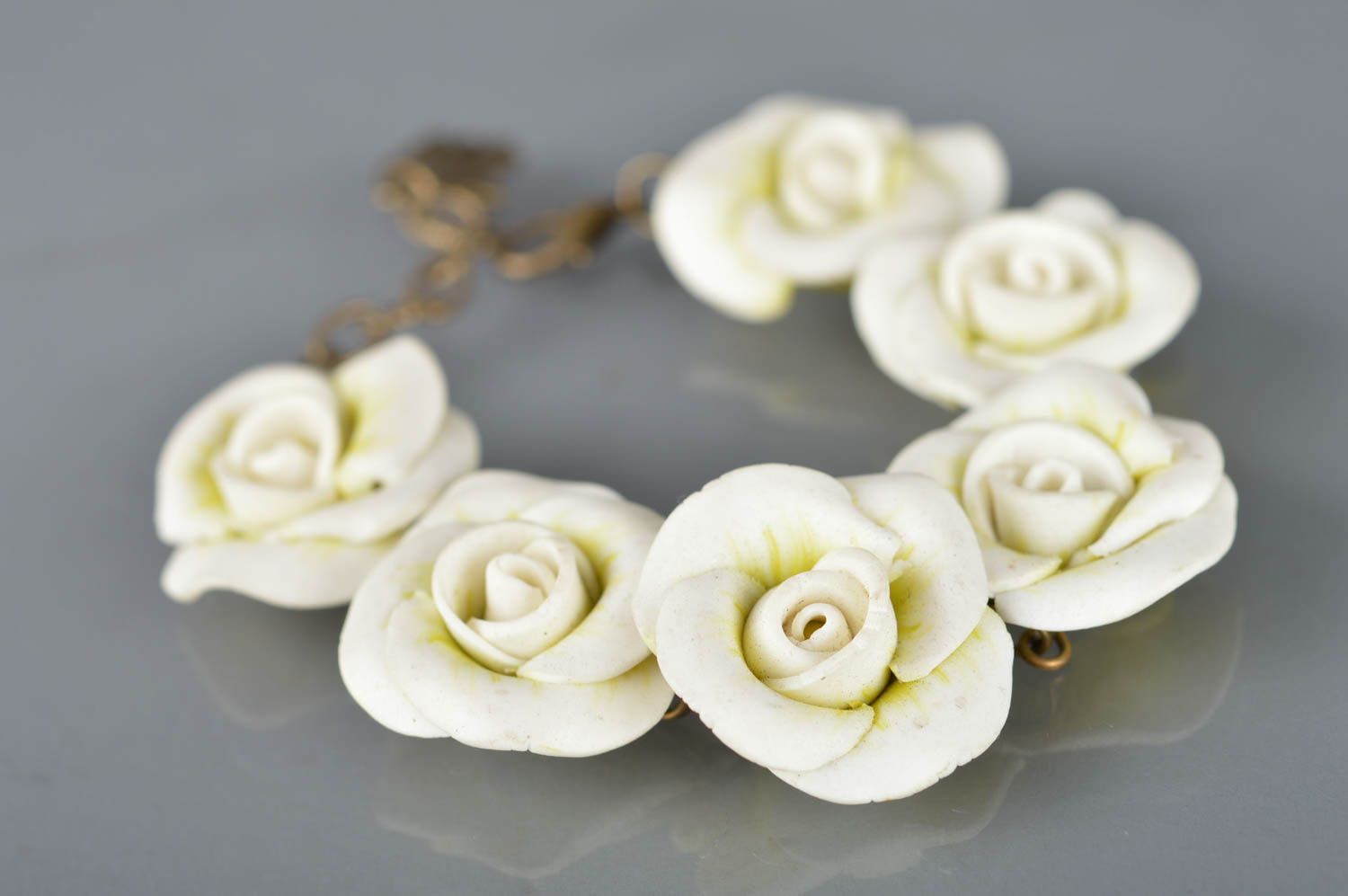 Schönes weißes elegantes feines handgemachtes Armband aus Polymerton mit Blumen foto 2
