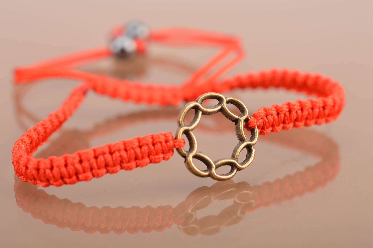 Bracelet en fils de soie fait main avec anneau métallique orange carotte photo 2