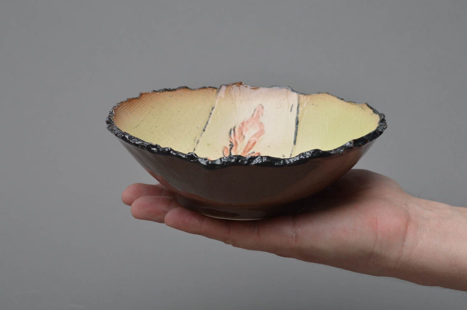 Plato de porcelana artesanal beige con dibujo en fondo con borde ondulado foto 4