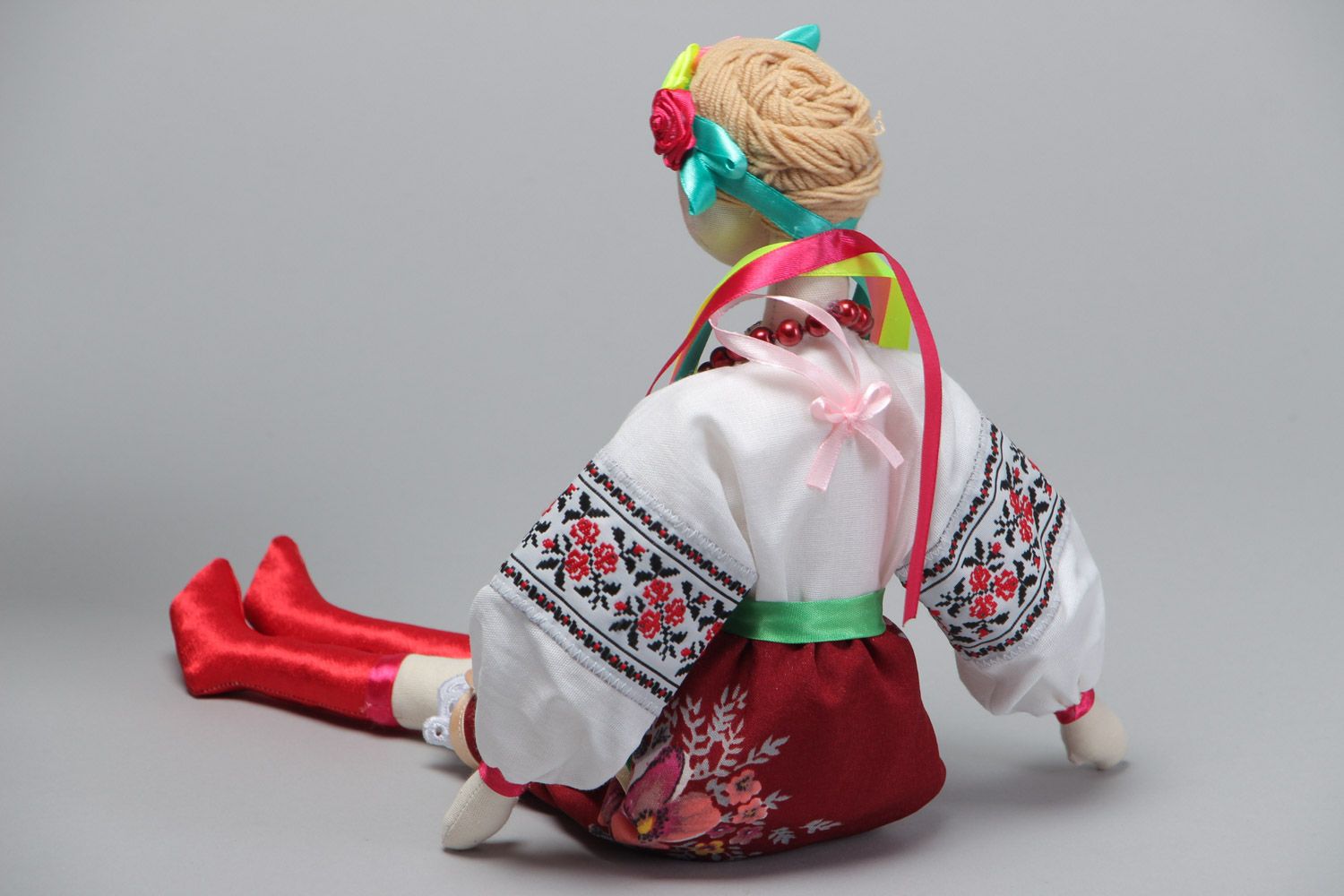 Muñeca de trapo artesanal ucraniana en traje tradicional decorativa de colección foto 4
