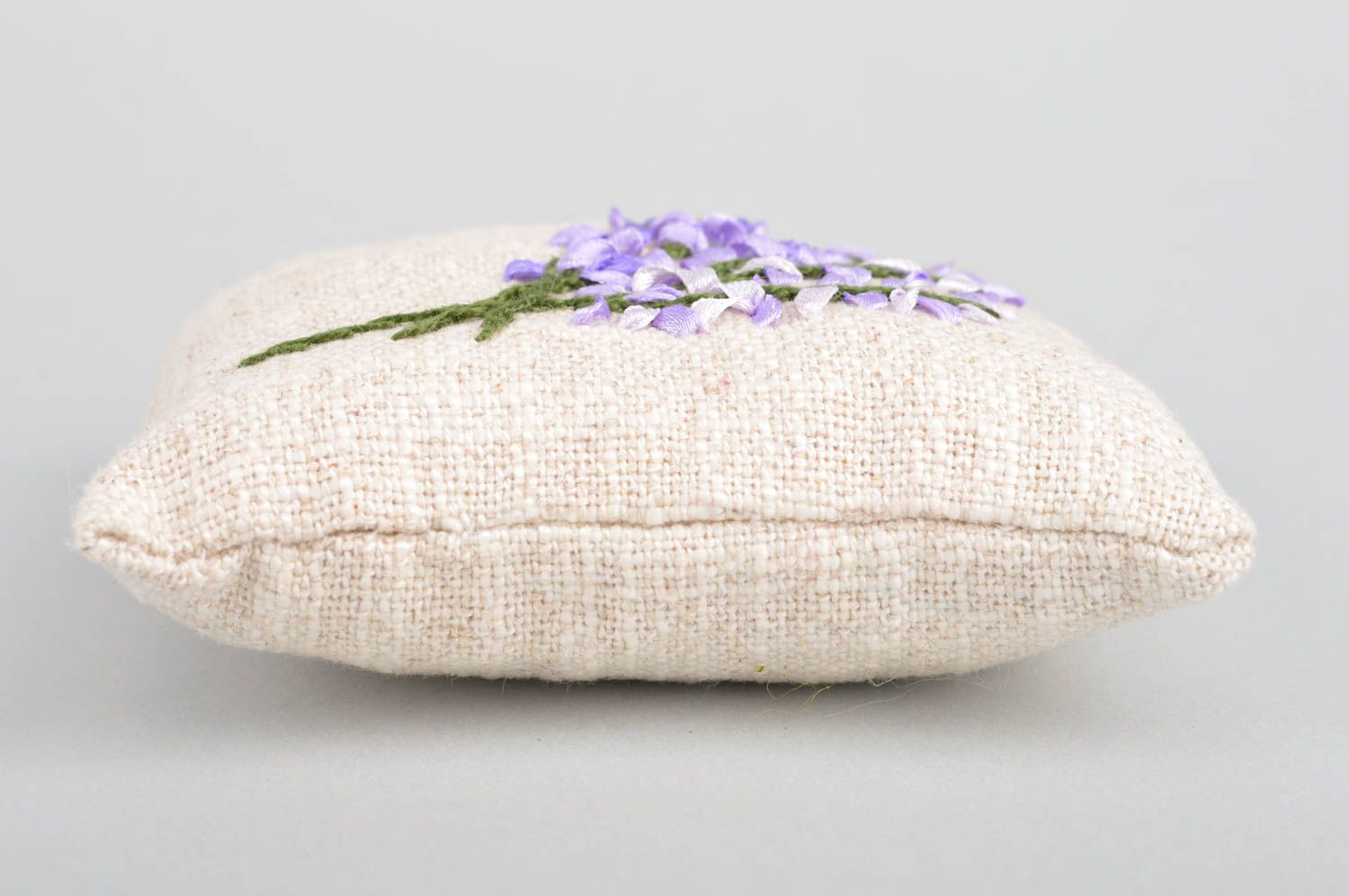 Coussin miniature gris lilas en lin fait main décoratif original brodé au ruban photo 5