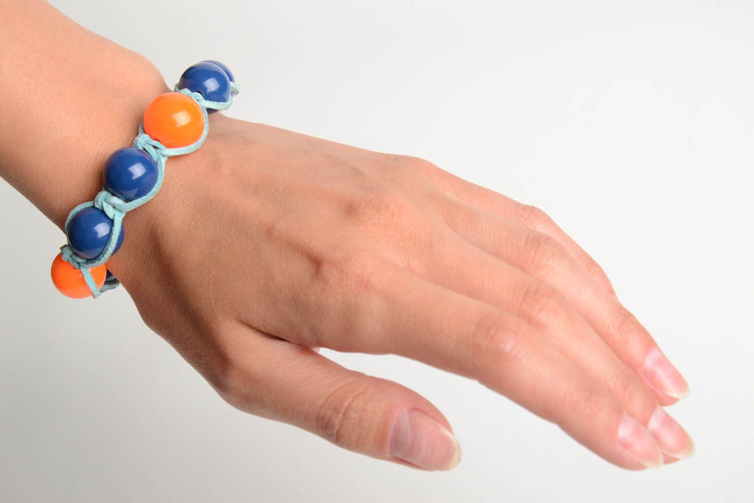 Künstlerisches Armband aus Kugeln und Schnur blau orange stilvoll schön handmade foto 2