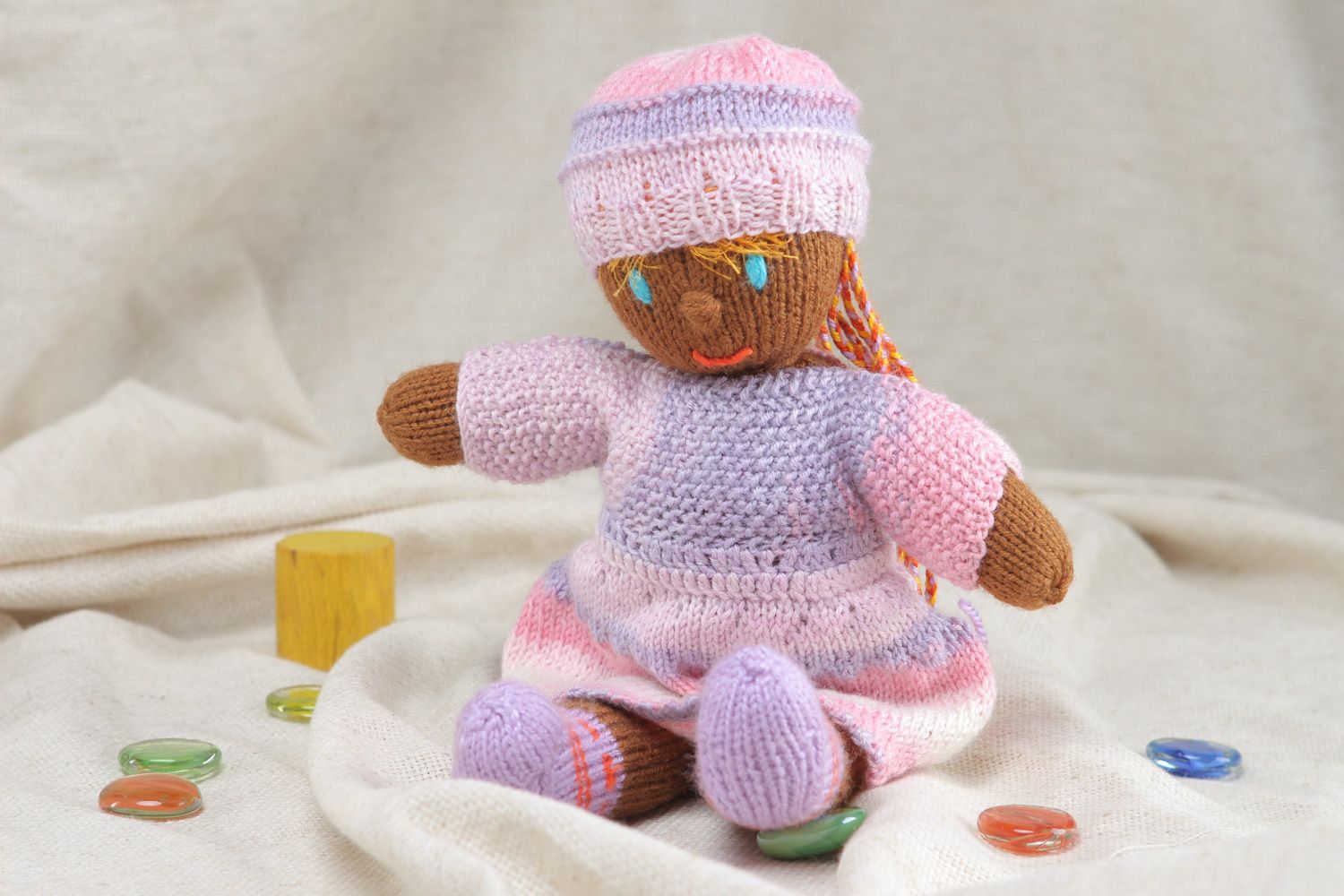 Мягкая вязаная игрушка кукла афроамериканка в розовом платье  фото 5