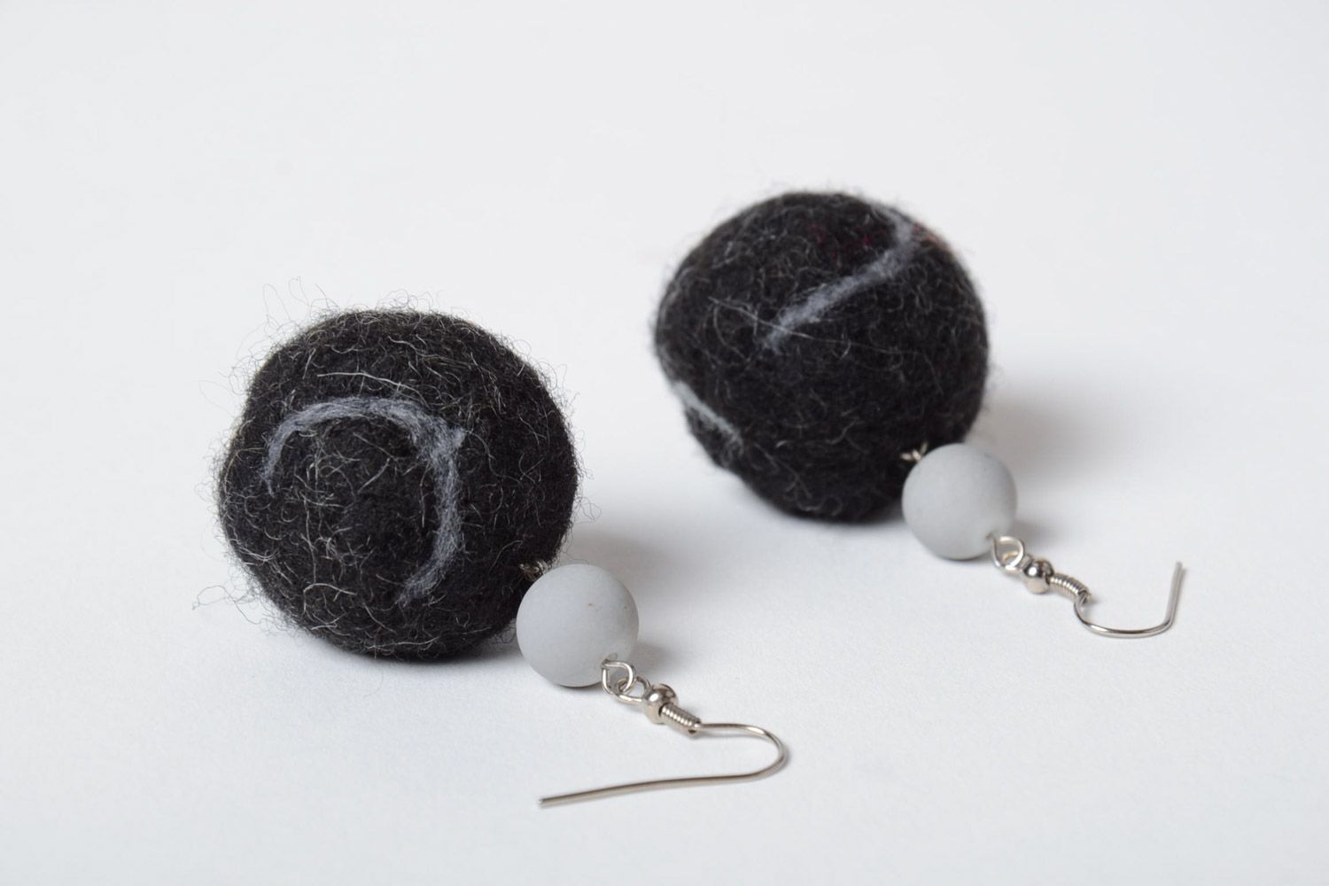 Boucles d'oreilles boules en laine feutrée faites main noires pendantes photo 5